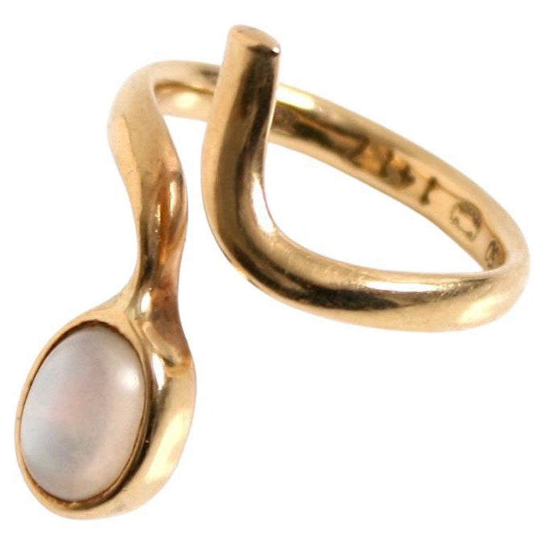 Ring aus 18 Karat Gold und Mondstein von Georg Jensen, entworfen von Vivianna Torun Bulow-Hube im Angebot