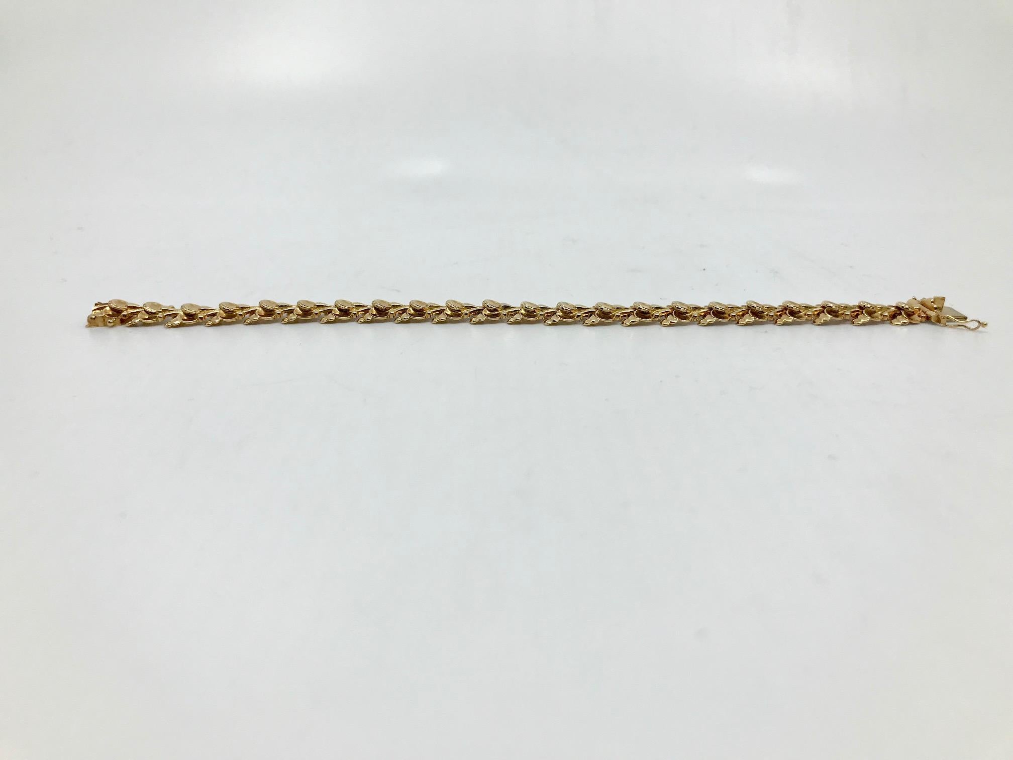This is an 18kt gold Georg Jensen bracelet, design #306.

Measures 7 3/8″ in length, the links are 3/8″ across (18.6cm, 1cm).

Post 1944 Georg Jensen hallmark.