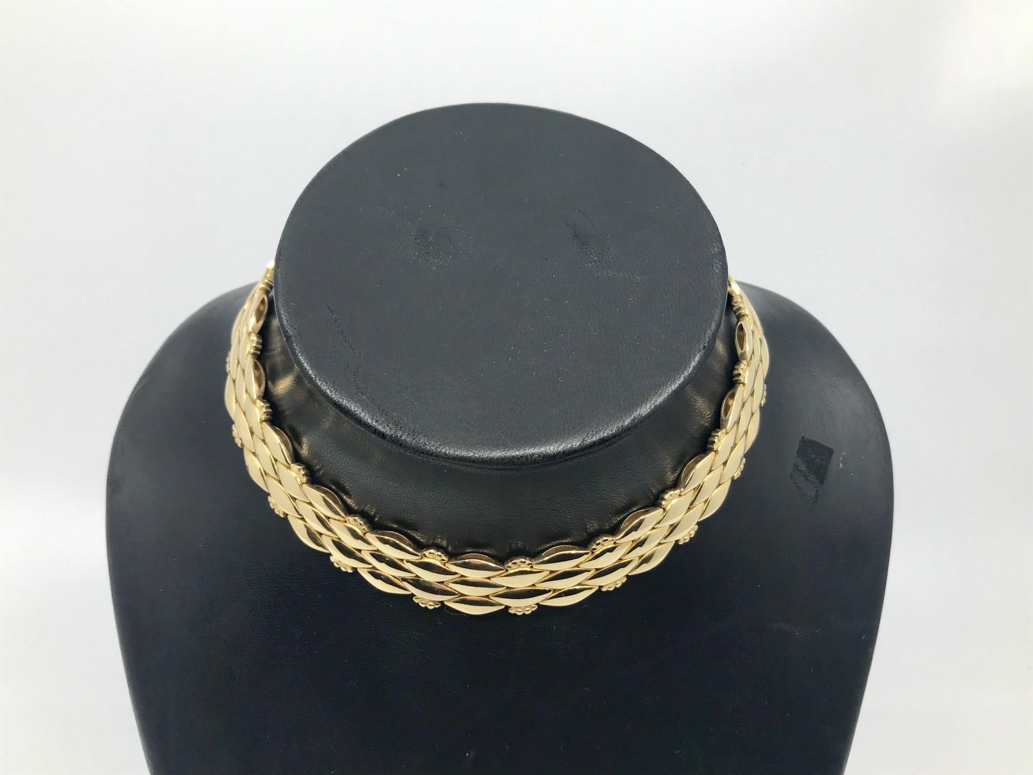 This is an elegant 18kt gold Georg Jensen collier #1086, design by Harald Nielsen from 1945. This piece is no longer made as it is so time consuming and expensive to make.
Measures 14 1/4