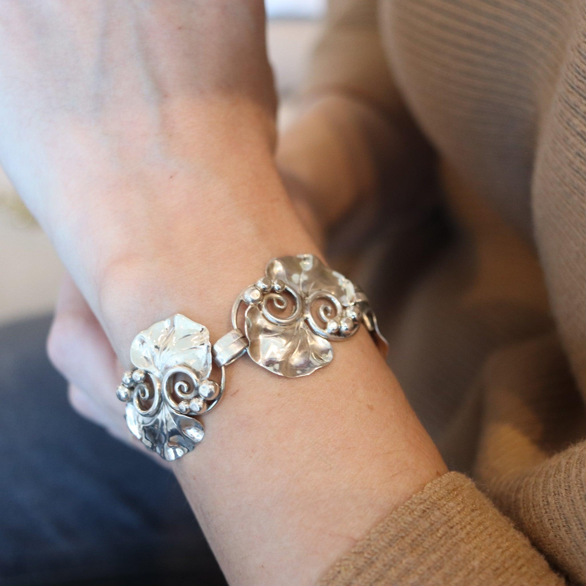 Pulsera Art decó diseñada por Georg Jensen.

Se trata de una preciosa pulsera vintage creada por el orfebre y diseñador Alphonse La Paglia para la empresa Georg Jensen, allá por 1945. Esta pulsera ha sido elaborada a mano en estilo art déco con