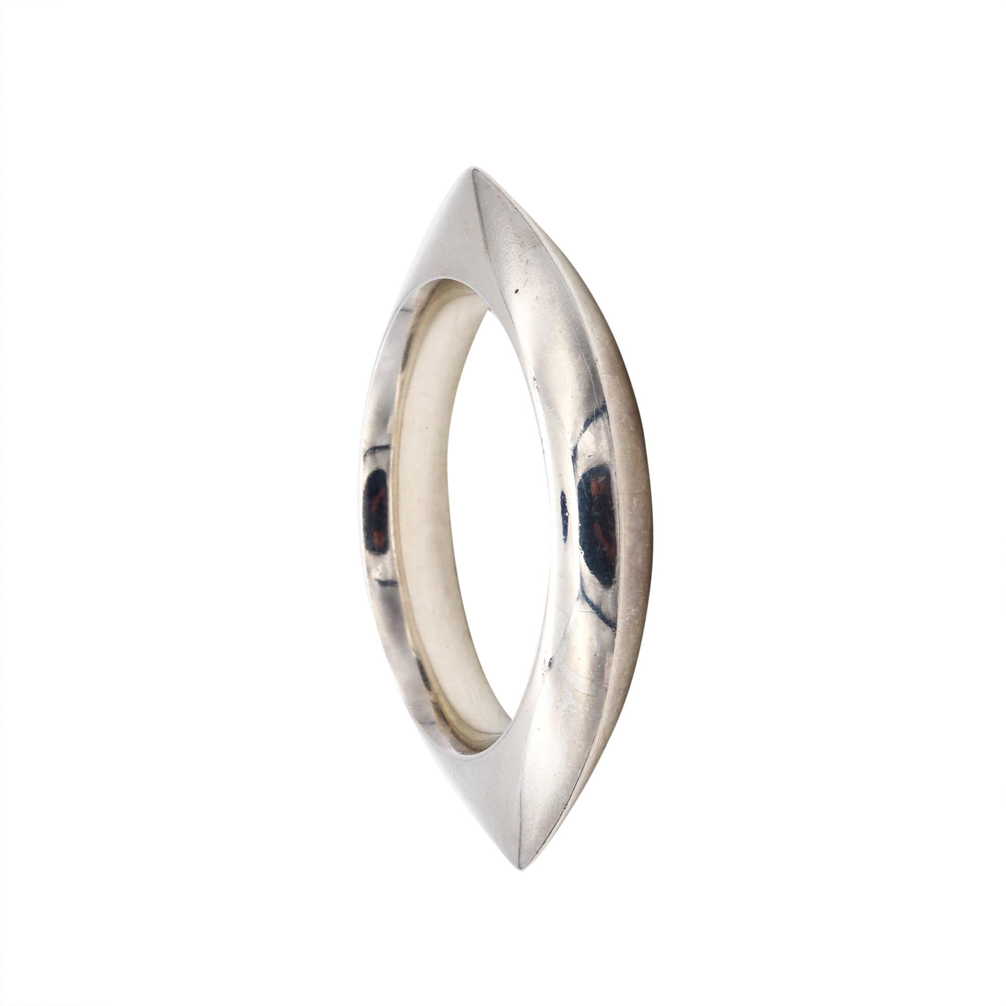 Geometric bangle designed by Nanna Ditzel (1923-2005) for Georg Jensen.

Stupendous vintage bangle bracelet, created in Copenhagen Denmark by Nanna Ditzel, back in the 1956. This is the Mobius model-111 designed with aero-dynamic geometric shape and