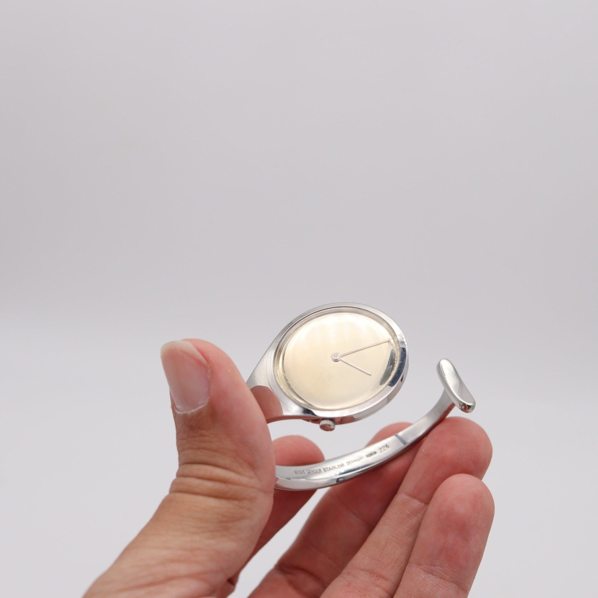 Un reloj de pulsera diseñado por Vivianna Torun (1927-2004) para Georg Jensen.

Se trata de un brazalete de reloj de pulsera ultramoderno diseñado por Vivianna Torun para la empresa Georg Jensen, entre 1967 y 1980. Esta pieza escultural es un icono