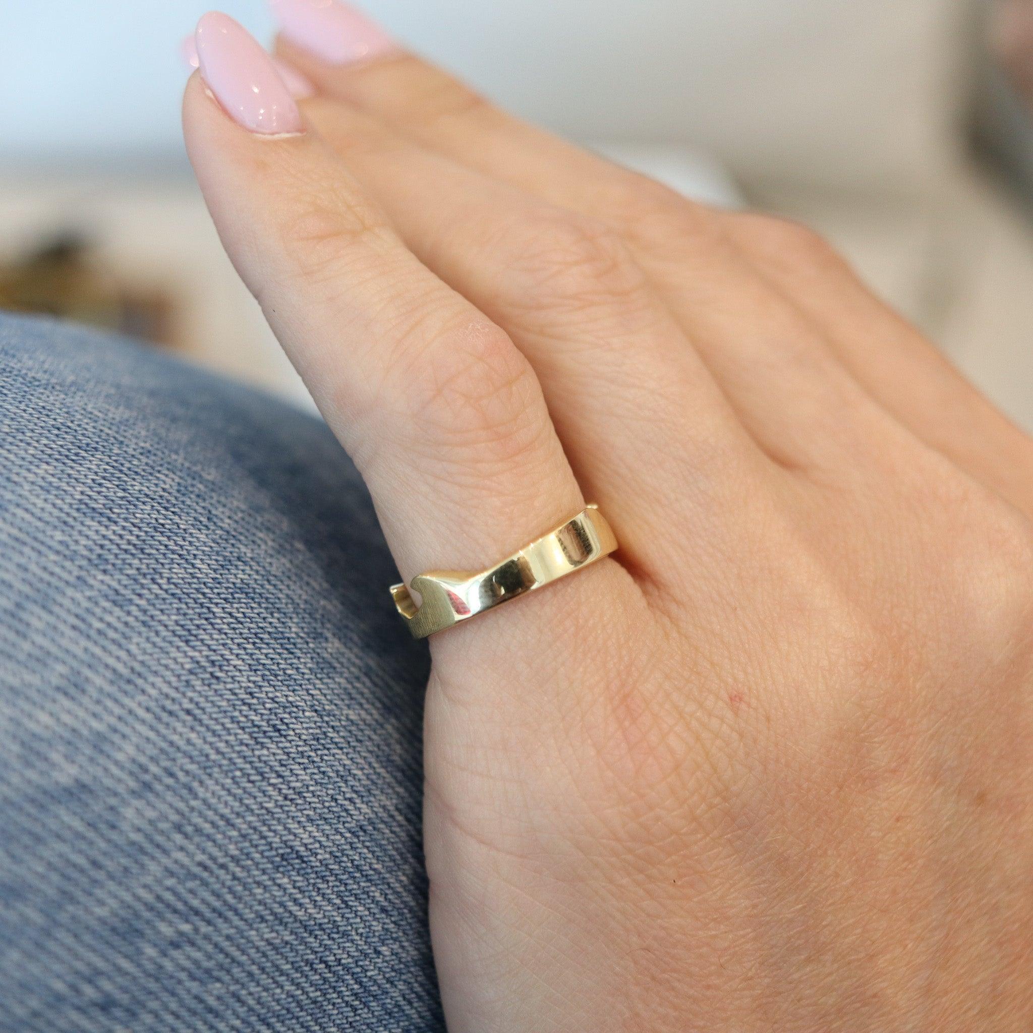 Bague-puzzle conçue par Nina Koppel (1940-1990) pour Georg Jensen.

Il s'agit d'un très joli anneau puzzle empilable moderniste créé au Danemark par Georg Jensen. Ces bagues fusions ont été conçues par Nina Koppel et soigneusement fabriquées en or