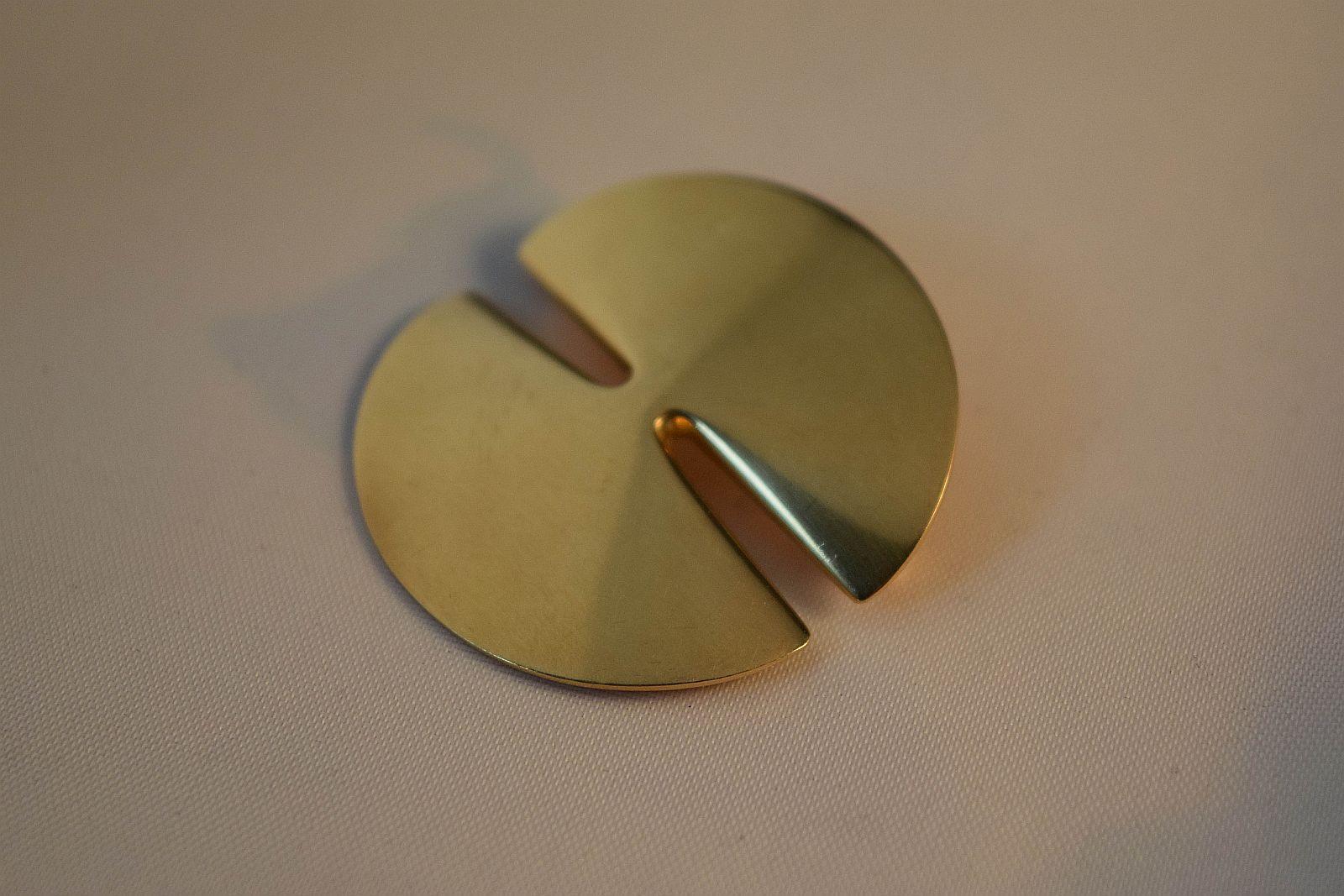 Artisan Georg Jensen 1k gold brooch by Nanna Ditzel 13337B For Sale
