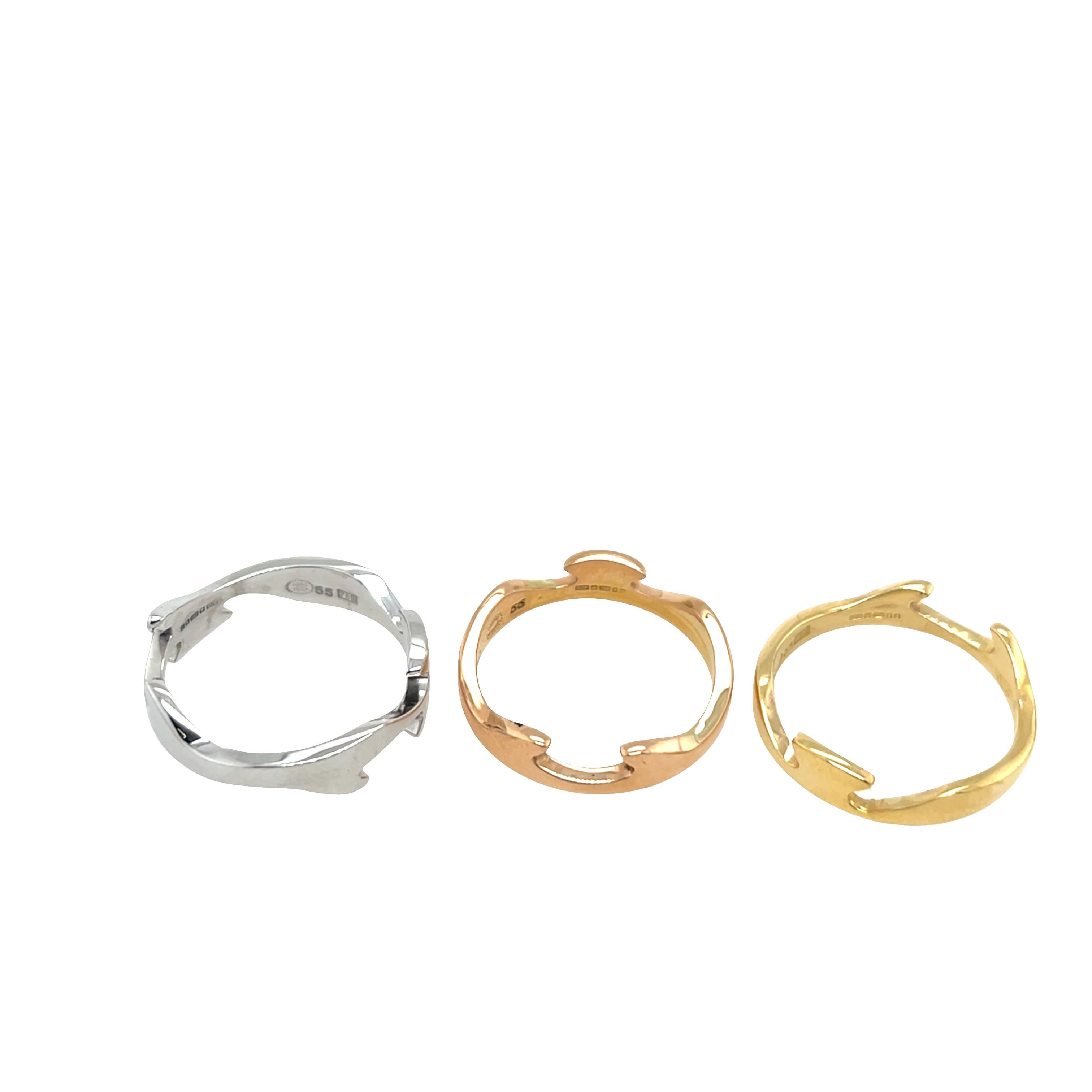 Dieser zeitlose Ring von Georg Jensen besteht aus drei einzelnen Bändern aus 18-karätigem Gelb-, Weiß- und Roségold, die zusammen getragen ein skulpturales Highlight bilden. Bekannt für seine minimalistische Eleganz und hervorragende Handwerkskunst,