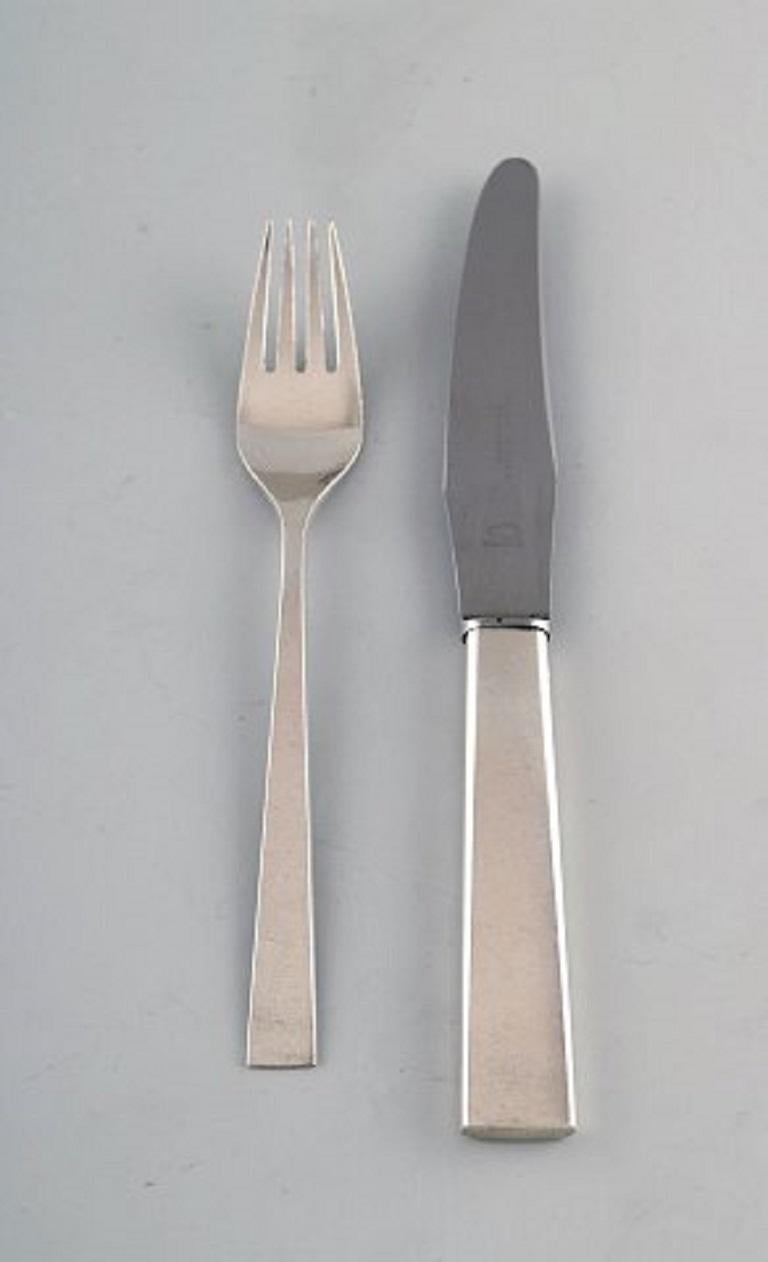 Georg Jensen 6-person modern dinner service in sterling silver consisting of knife and fork.
Knife measures: 21 cm.
Stamped.
In very good condition.