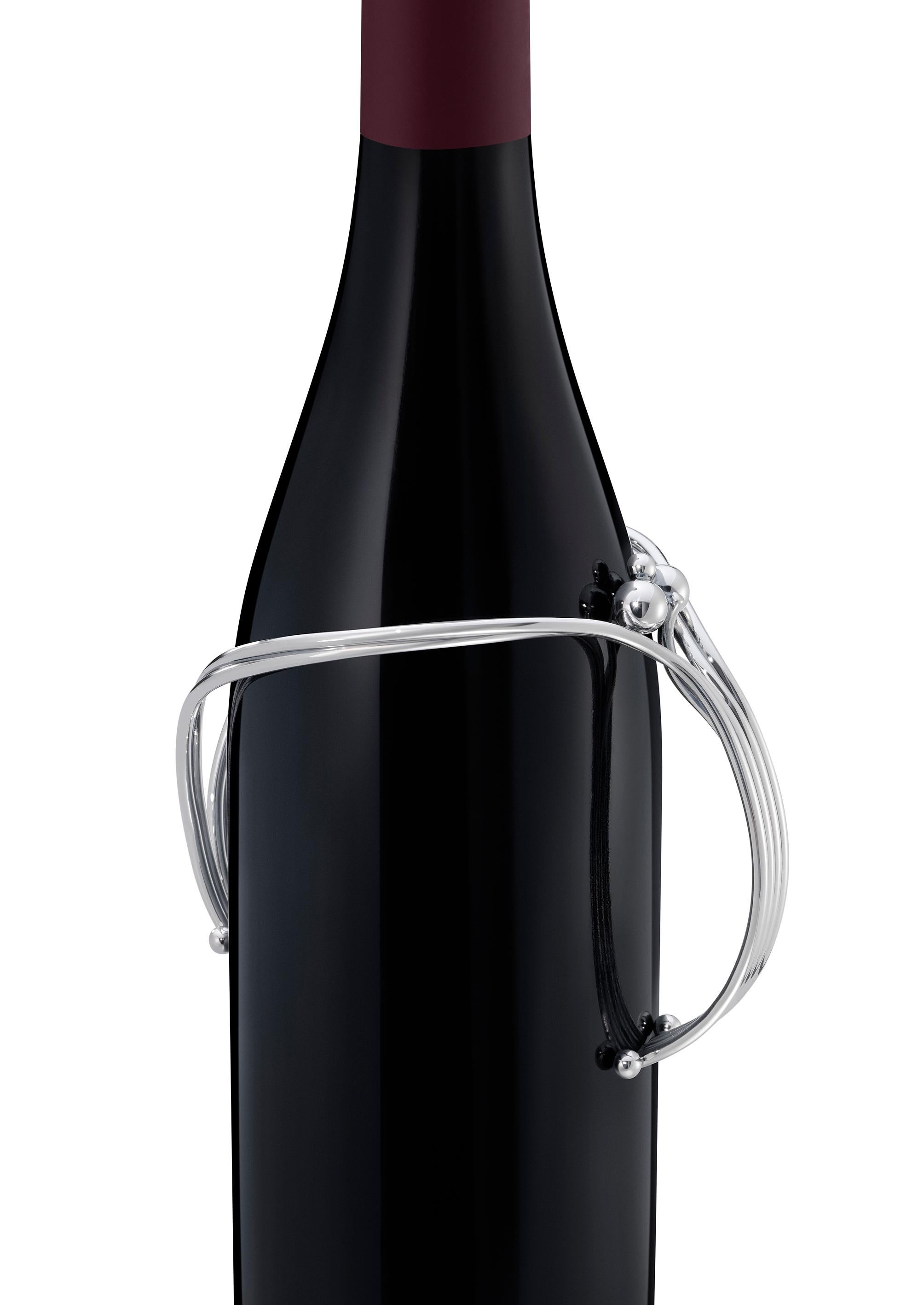 Klassischer Weinflaschenhalter von Harald Nielsen. Passt über eine Standard-Weinflasche und bildet einen Griff zum Ausgießen.
 