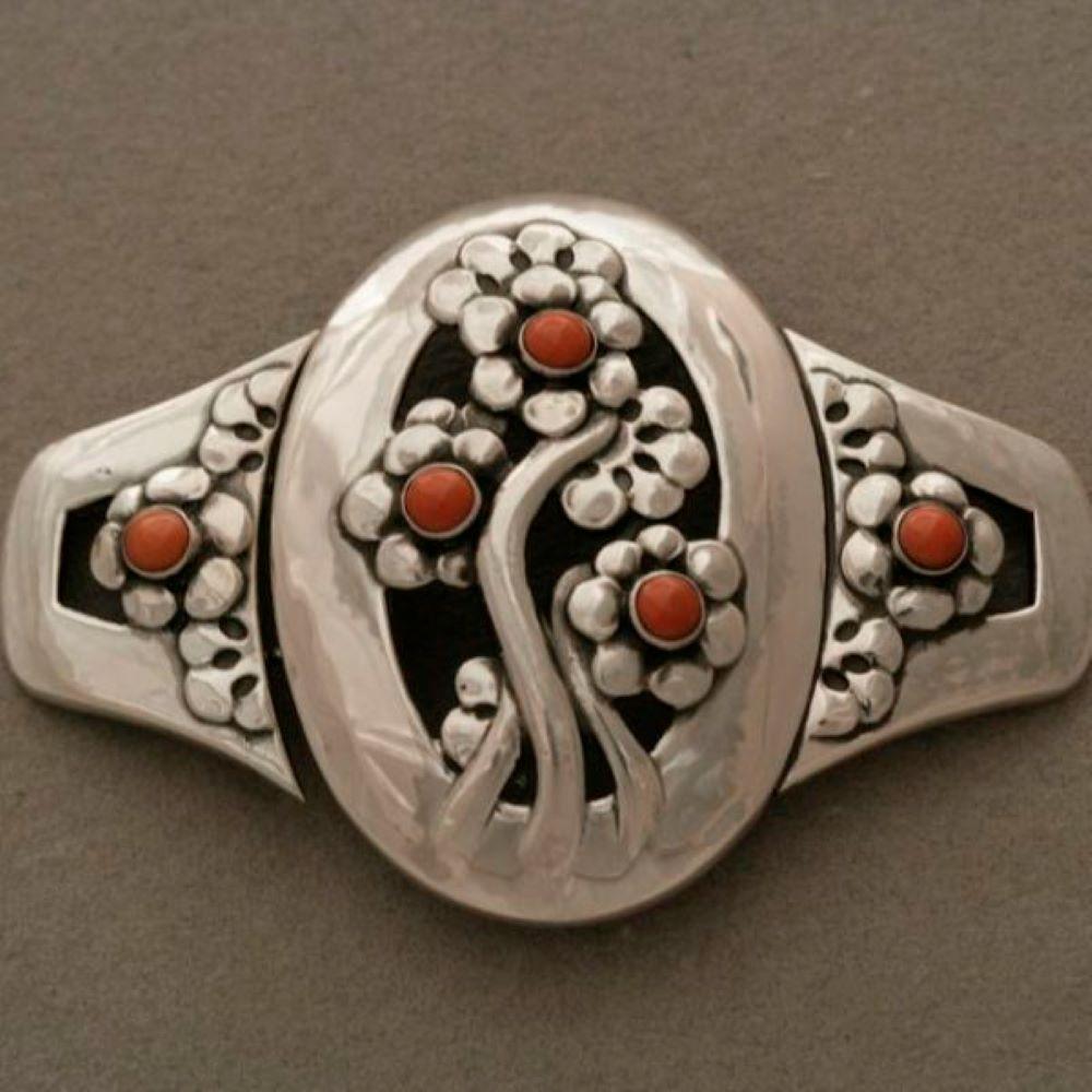 Georg Jensen 826 Silver Museum Quality Antique Belt Buckle with Coral.


This is an extremely rare find, in excellent antique condition with original patina intact. Prototype, signed but un-numbered .This can be worn as a waist buckle or as a