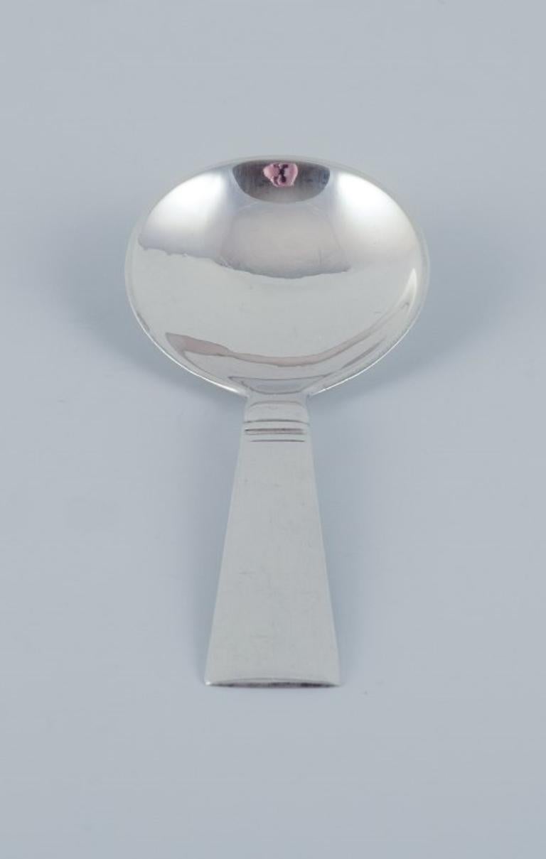 Georg Jensen Acadia. Art Deco compote/sugar spoon in sterling silver.
Stamped with 1933-1944 hallmark.
In excellent condition.
Dimensions: Length 10.0 cm.