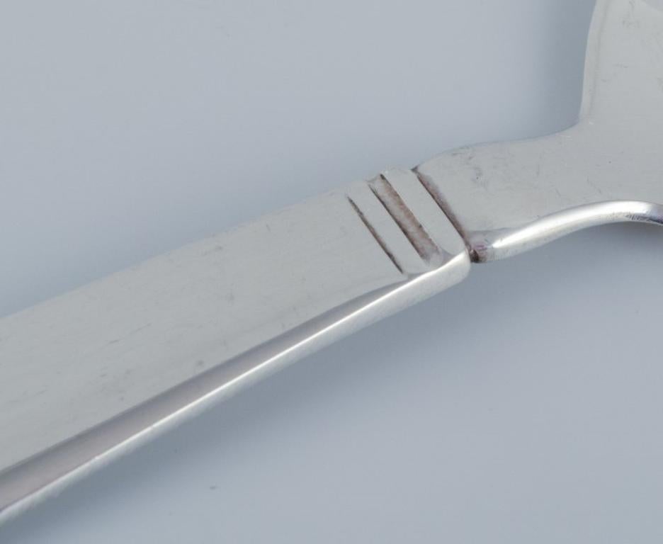 Georg Jensen Acadia. Art Deco compote/sugar spoon in sterling silver.  In Excellent Condition For Sale In Copenhagen, DK