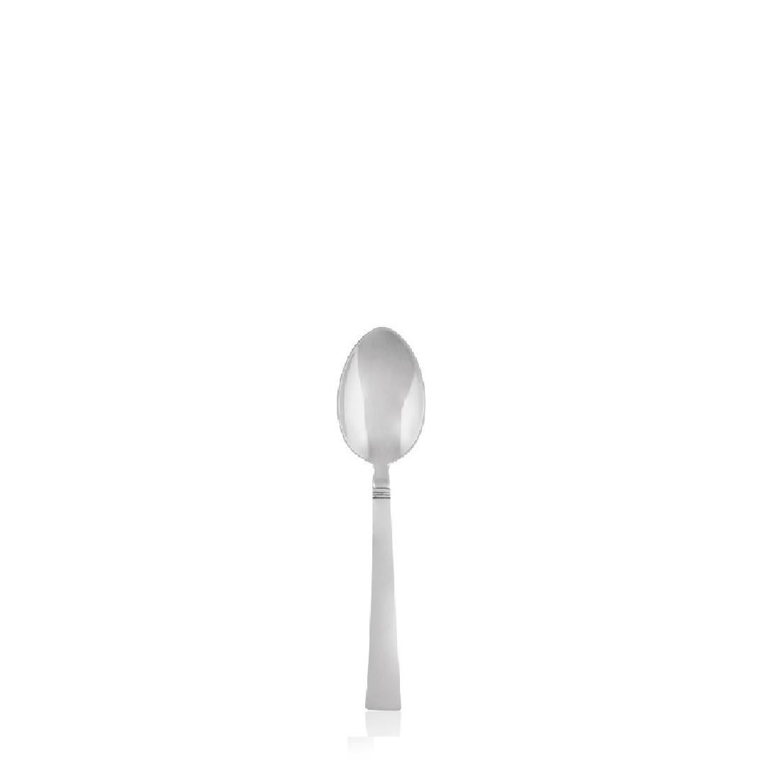 Cucchiaio grande per bambini in argento sterling Georg Jensen, articolo 031 del motivo Acadia, disegno #46 di Ib Just Andersen del 1934.

Informazioni aggiuntive:
Materiale: Argento 925
Stili: Art Deco
Punzoni: Con marchio Georg Jensen del