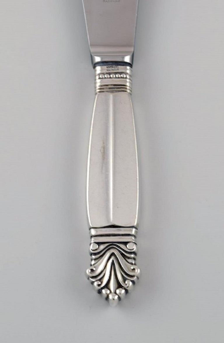 Georg Jensen Acanthus dinner knife in sterling silver and stainless steel.
Measure: Length: 23 cm.
In excellent condition.
Stamped.
Our skilled Georg Jensen silversmith / goldsmith can polish all silver and gold so that it appears new. The price