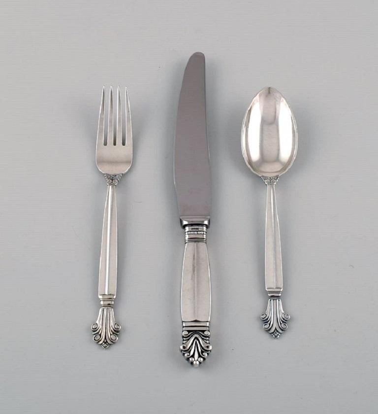 Georg Jensen Acanthus dinner service in sterling silver for 10 people.
Consisting of 10 dinner knives, 10 dinner forks and 10 dessert spoons.
Knife length: 23 cm.
In excellent condition.
Stamped.
Our skilled Georg Jensen silversmith / goldsmith
