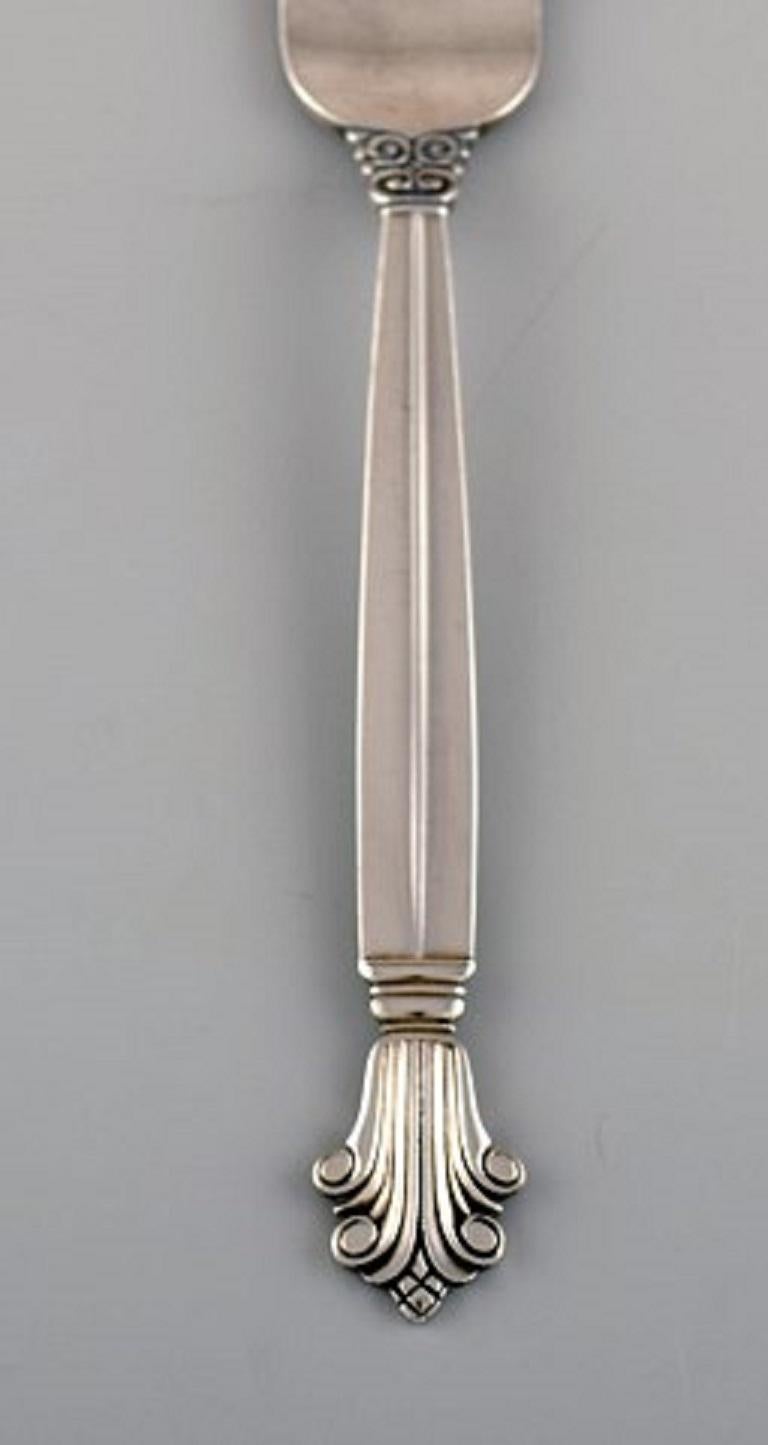 Georg Jensen acanthus lunch fork in sterling silver. 6 forks available.
Measure: Length 16.6 cm.
Stamped.
In excellent condition.
Our skilled Georg Jensen silversmith / jeweler can polish all silver and gold so that it appears as new. The price is