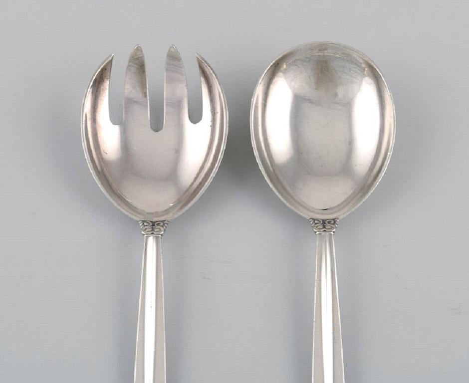 Georg Jensen Acanthus salad set in sterling silver.
Measure: length: 20.5 cm.
In excellent condition.
Stamped.
Our skilled Georg Jensen silversmith / goldsmith can polish all silver and gold so that it appears new. The price is very reasonable.