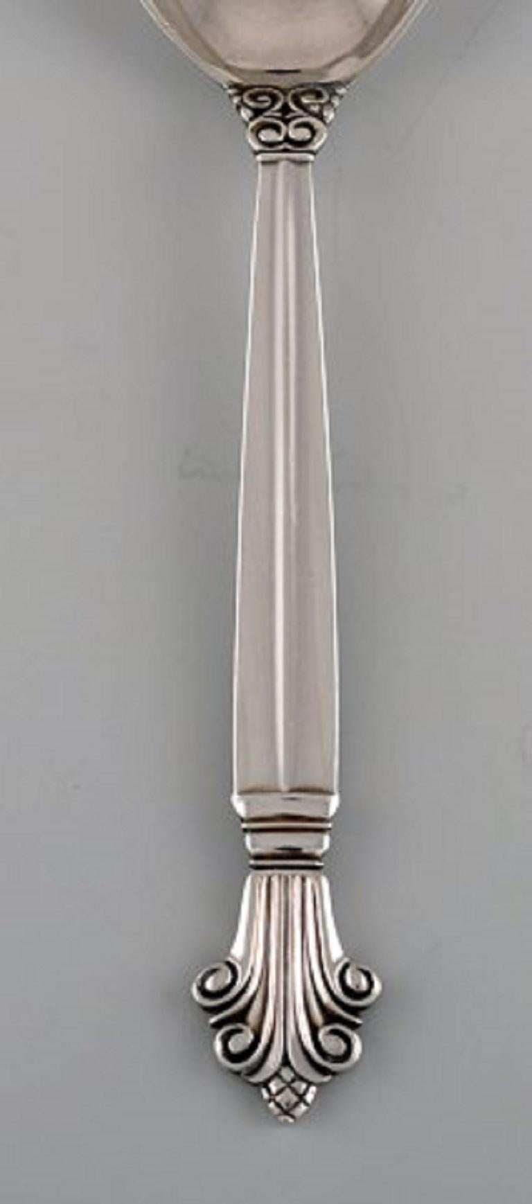 Georg Jensen Acanthus serving spoon in sterling silver.
Measures: Length 17 cm.
Stamped.
In excellent condition.
Our skilled Georg Jensen silversmith / jeweler can polish all silver and gold so that it appears as new. The price is very