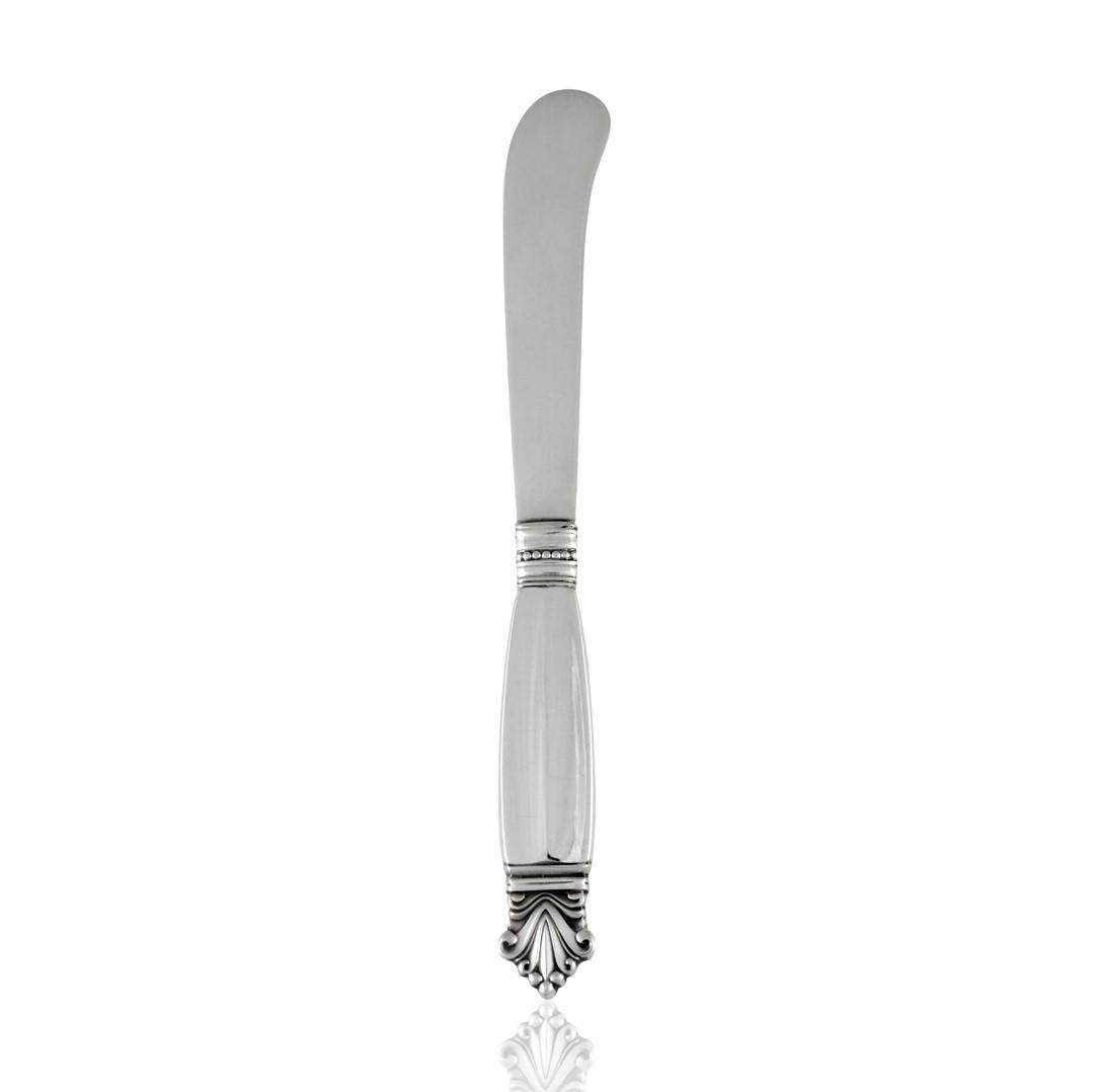 Georg Jensen sterling silver butter knife, item #046 in the Acanthus Pattern, flatware design #180 by Johan Rohde from 1917.

Additional information:
Material: Sterling silver
Styles: Art Nouveau
Hallmarks: With Georg Jensen hallmark, made in