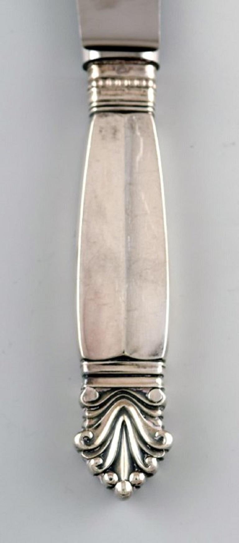 Georg Jensen Acanthus Sterling Silver dinner knife with a short handle.
6 knives are available
Measures 23 cm.
Stamped.
In very good condition.