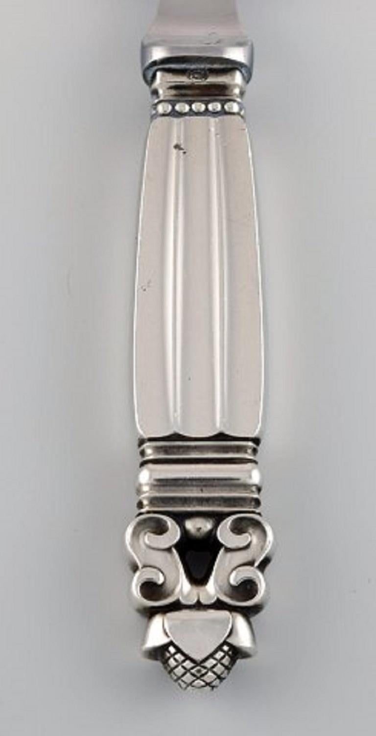 Georg Jensen Acorn cheese knife in sterling silver and stainless steel.
Measures: Length 20.5 cm.
Stamped.
In excellent condition.
Our skilled Georg Jensen silversmith / jeweler can polish all silver and gold so that it appears as new. The price