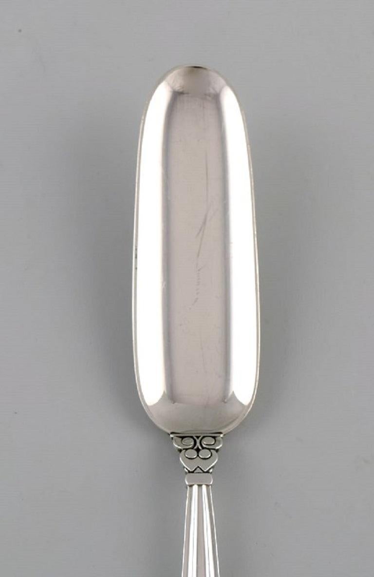 Georg Jensen Acorn cheese scoop in sterling silver.
Measure: Length: 17.7 cm.
In excellent condition.
Stamped.
Our skilled Georg Jensen silversmith can polish all silver and gold so that it appears new. The price is very reasonable.