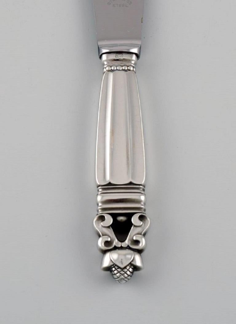 Georg Jensen Acorn dinner knife in sterling silver and stainless steel. 
5 knives are available.
Length: 23 cm.
Stamped.
In excellent condition.
Our skilled Georg Jensen silversmith / goldsmith can polish all silver and gold so that it appears new.