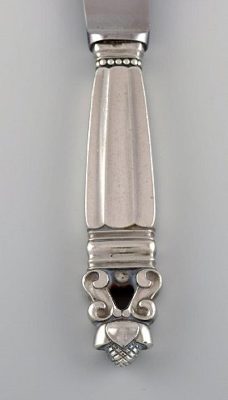 Georg Jensen Acorn dinner knife in sterling silver and stainless steel. 8 pcs in stock.
Measure: Length 23 cm.
In very good condition.
Stamped.
Our skilled Georg Jensen silversmith / jeweler can polish all silver and gold so that it looks like
