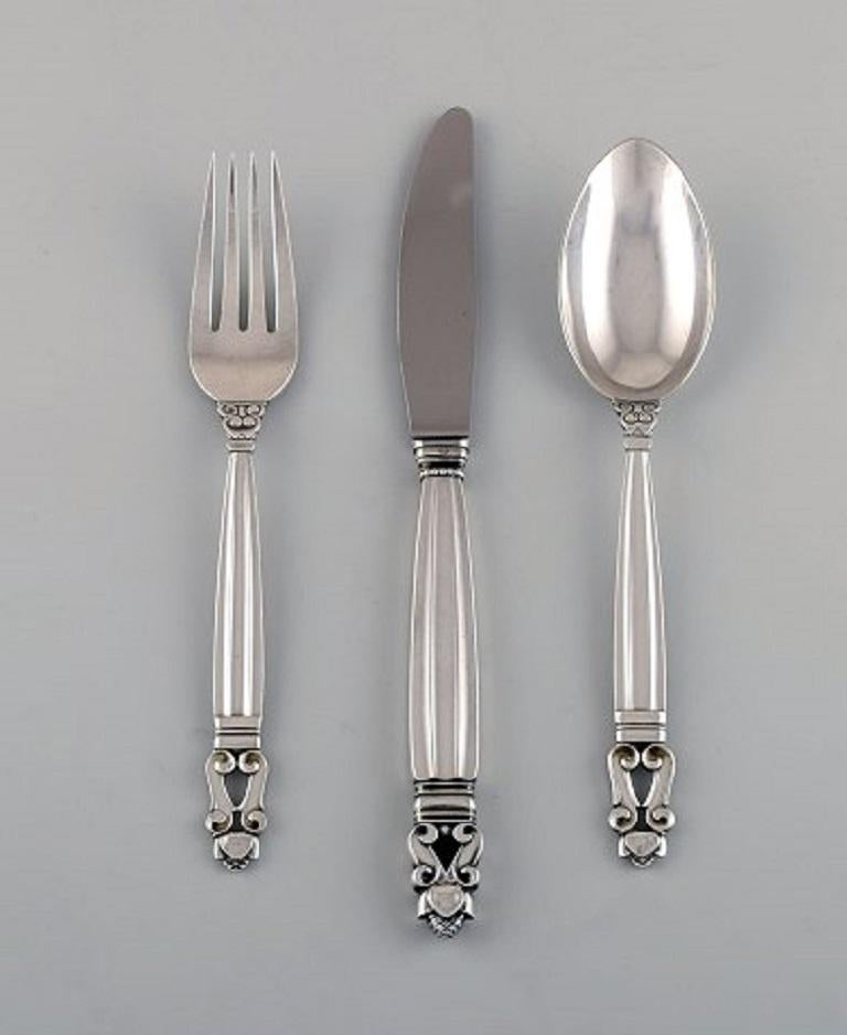 Georg Jensen acorn dinner service for six people in sterling silver.
Consisting of six dinner knives, six dinner forks and six tablespoons.
Measures: Knife length 23 cm.
Stamped.
In excellent condition.
Our skilled Georg Jensen silversmith or