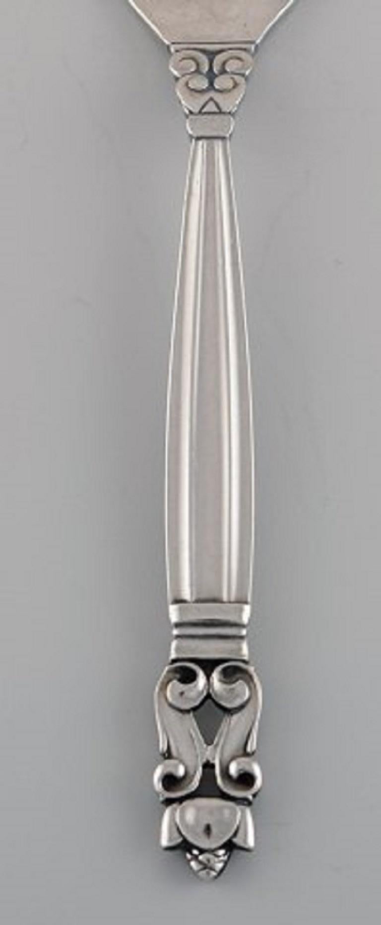 Georg Jensen Acorn fish fork in sterling silver.
Measures: Length 16.5 cm.
Stamped.
In excellent condition.
Our skilled Georg Jensen silversmith or jeweler can polish all silver and gold so that it appears as new. The price is very reasonable.