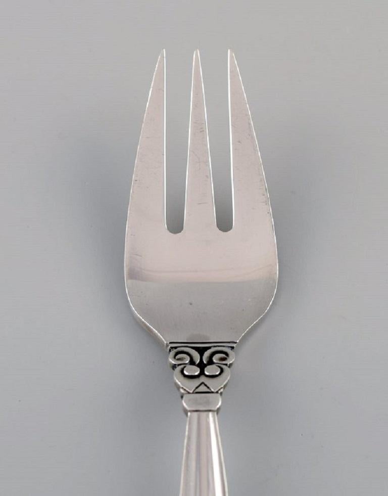 Georg Jensen Eichel-Fischgabel aus Sterlingsilber. Zwölf Gabeln sind erhältlich.
Maße: Länge: 16,5 cm.
In ausgezeichnetem Zustand.
Gestempelt.
Unser erfahrener Silberschmied von Georg Jensen kann Silber und Gold so polieren, dass es wie neu