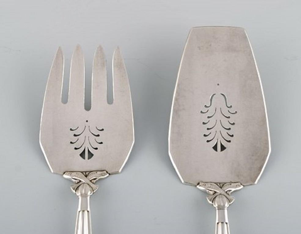 Georg Jensen acorn fish serving set in openwork sterling silver.
Measure: Length 26.5 cm.
Stamped.
In excellent condition.
Our skilled Georg Jensen silversmith / jeweler can polish all silver and gold so that it appears as new. The price is very