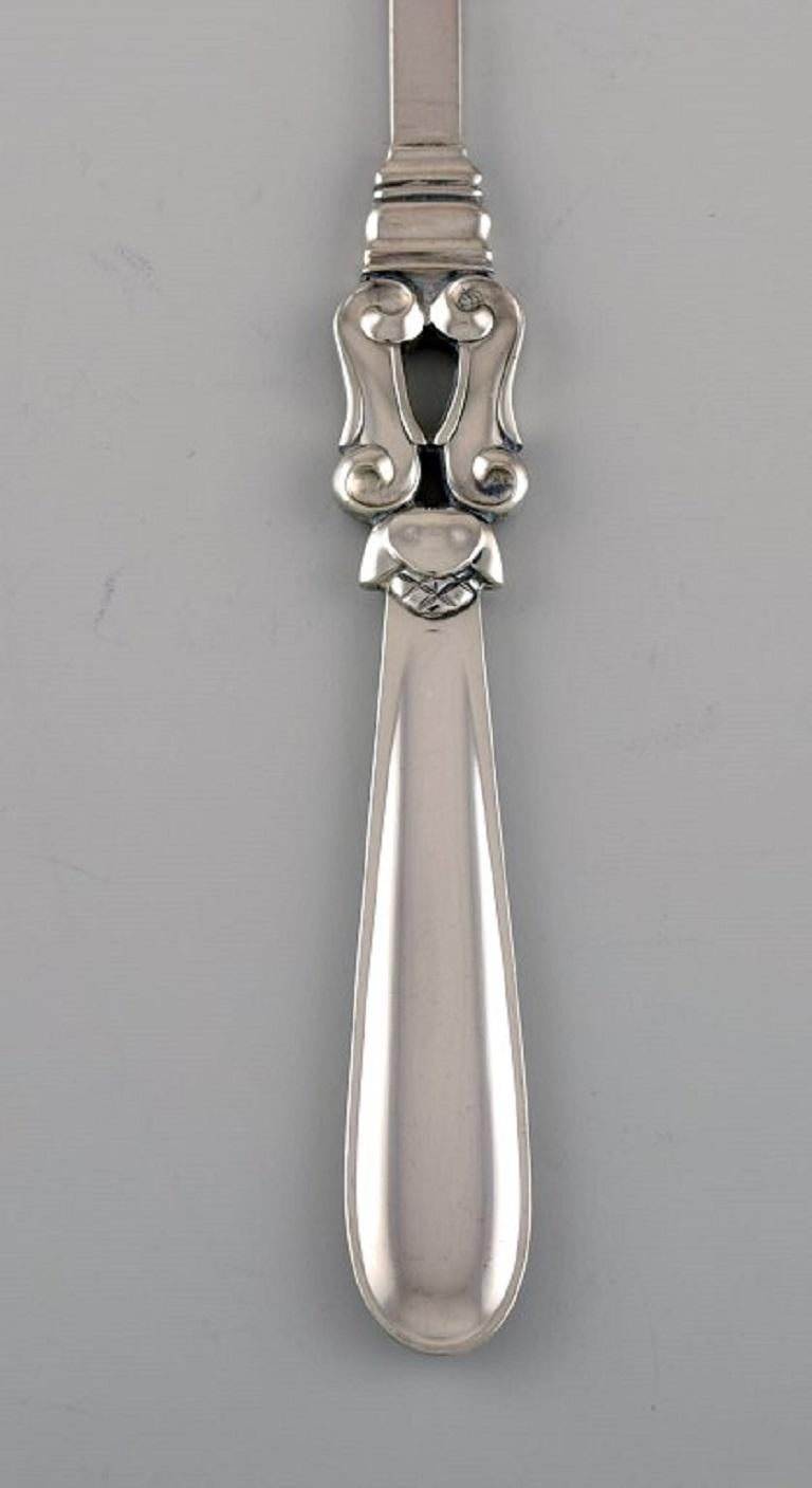Georg Jensen Acorn lobster fork in sterling silver. Three pieces are available.
Length: 19 cm.
In excellent condition.
Stamped.
Our skilled Georg Jensen silversmith / goldsmith can polish all silver and gold so that it looks like new. The price