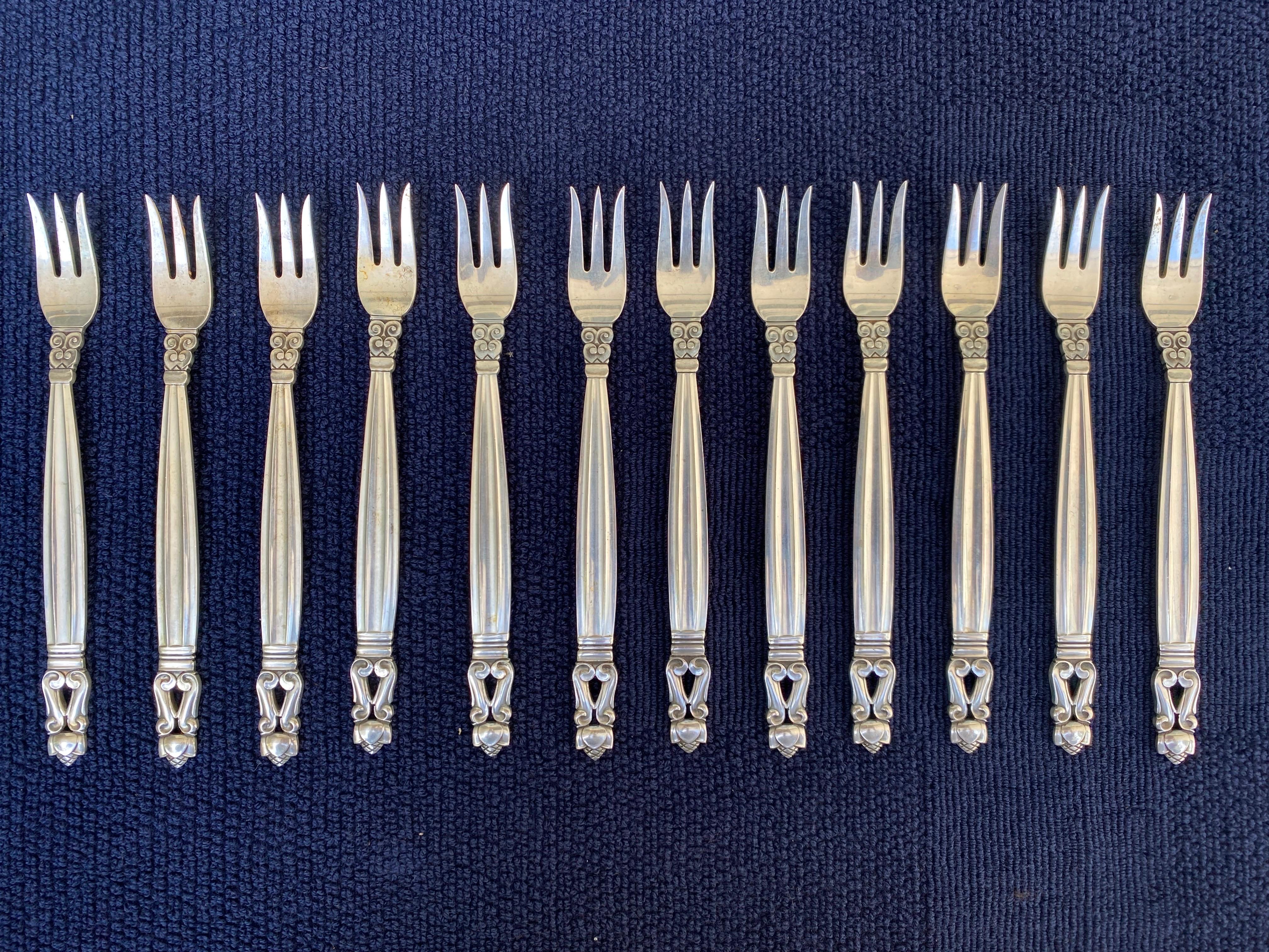 Georg Jensen Acorn Pattern Sterling Silver Flatware, 10-12 Service, 94 Pieces In Good Condition For Sale In Southampton, NY