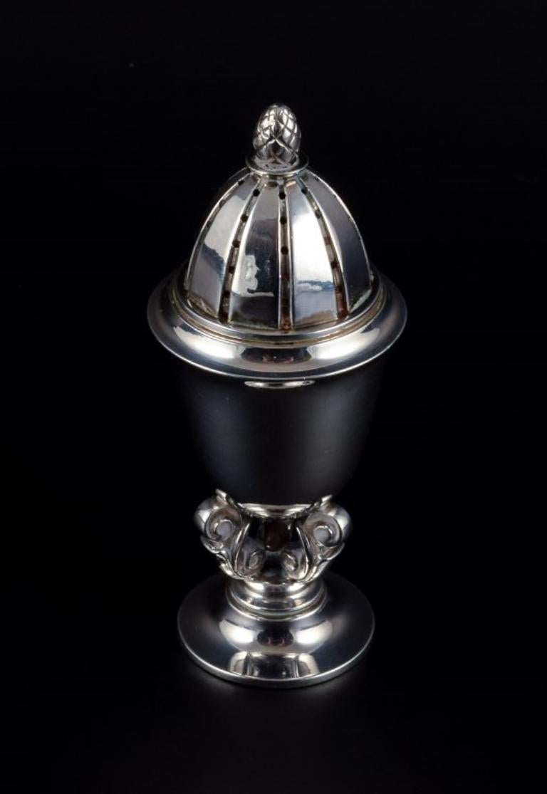 Georg Jensen, Acorn, pepper shaker in sterling silver.
Marked with post-1945 marks and English import marks.
Model 741.
In excellent condition.
Dimensions: H 9.0 x D 3.5 cm.