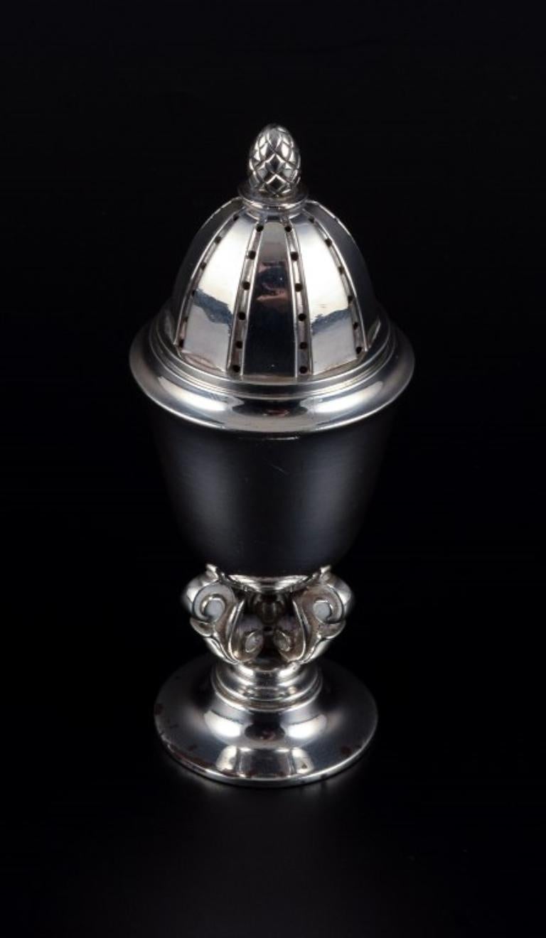 Georg Jensen, Acorn, pepper shaker in sterling silver.
Marked with post-1945 marks and English import marks.
Model 741.
In excellent condition.
Dimensions: H 9.0 x D 3.5 cm.