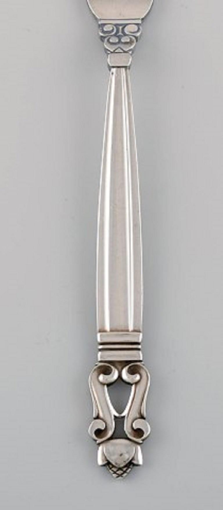 Georg Jensen Acorn roast fork in sterling silver.
Measure: Length 20 cm.
Stamped.
In excellent condition.
Our skilled Georg Jensen silversmith / jeweler can polish all silver and gold so that it appears as new. The price is very reasonable.