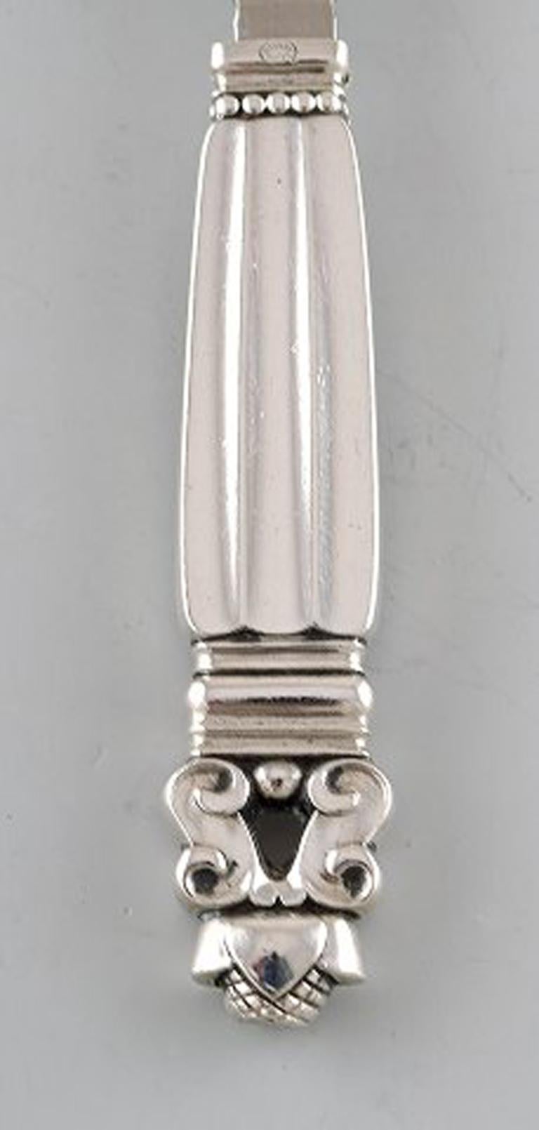 Cucchiaio da portata Acorn di Georg Jensen in argento sterling.
Lunghezza: 20 cm.
Timbrato.
In ottime condizioni.