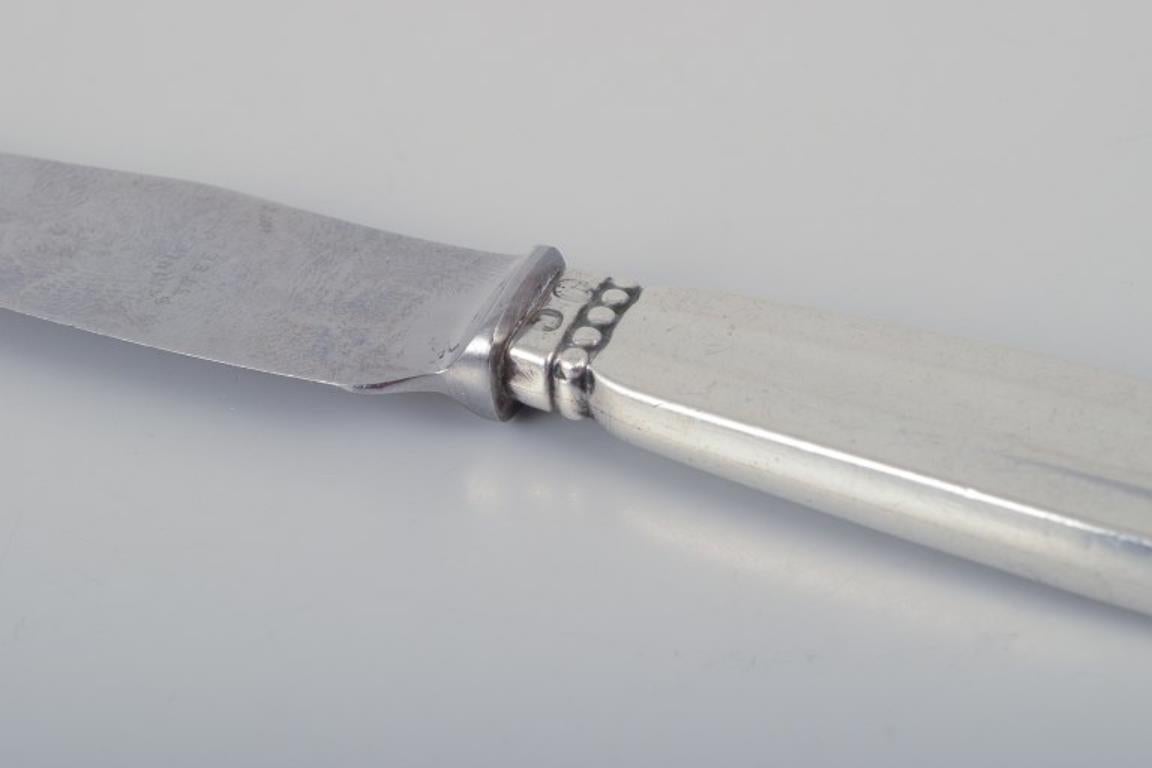 Georg Jensen Acorn. A set of six fruit knives with sterling silver handles and stainless steel blades.
Stamped with various hallmarks, dating from around the 1915-1930s.
In excellent condition.
Dimensions: L 16.5 cm.