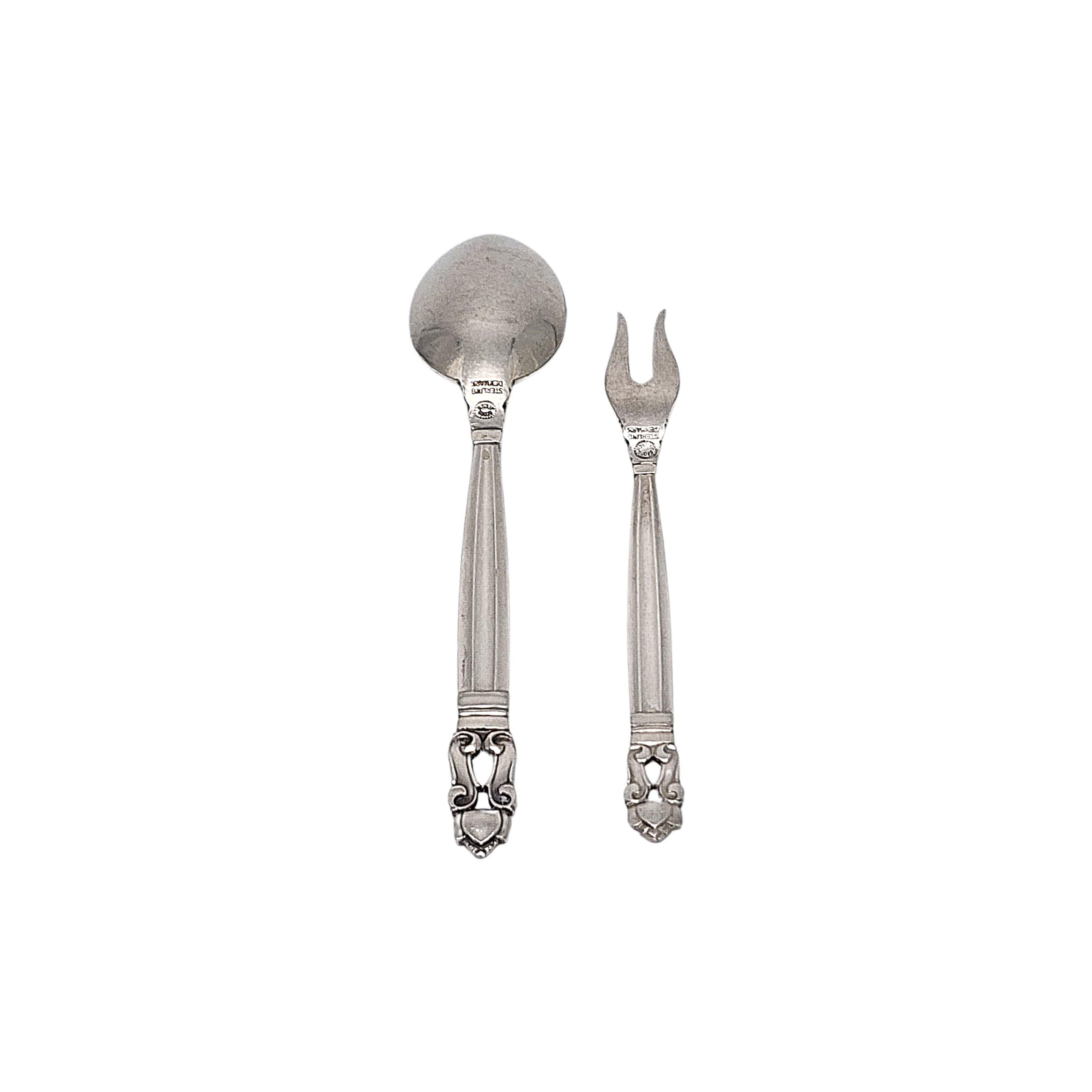 Cucchiaio da caffè e forchetta per antipasti in argento sterling di Georg Jensen Denmark d'epoca con motivo Acorn.

 Nessun monogramma.

Il modello Acorn è stato introdotto nel 1915 come collaborazione tra Georg Jensen e il designer Johan Ronde. Il