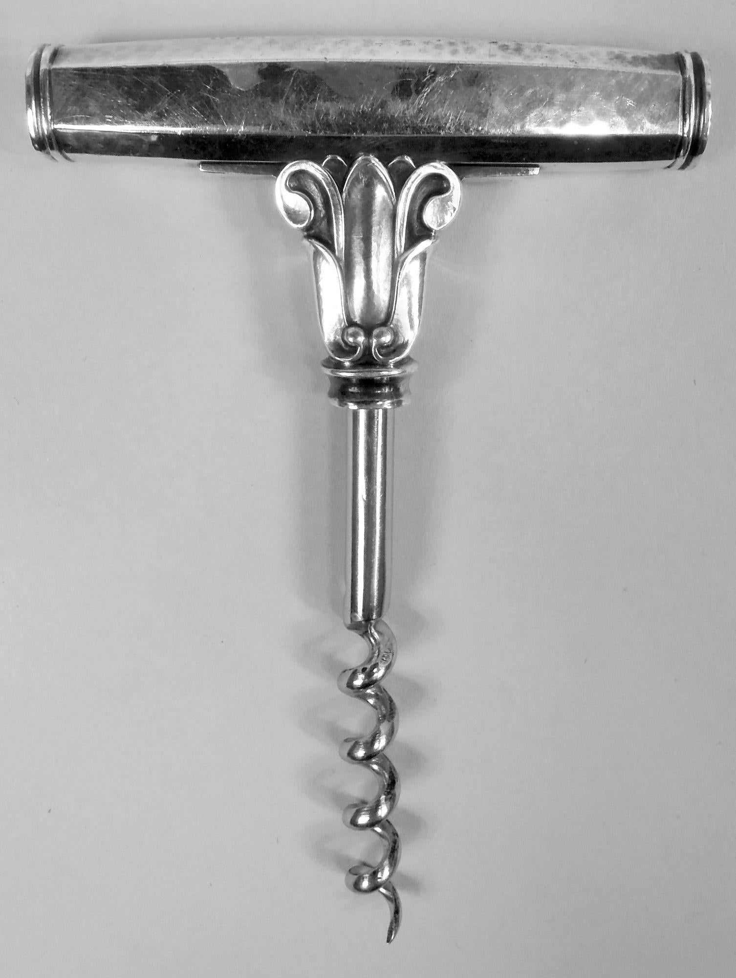 Eichel-Korkenzieher aus Sterlingsilber. Hergestellt von Georg Jensen in Dänemark. Röhrenförmig, facettiert und handgehämmert mit flachen Enden. Stilisierte Knospenhalterung mit Schnecke aus Edelstahl. Vollständig markiert, einschließlich