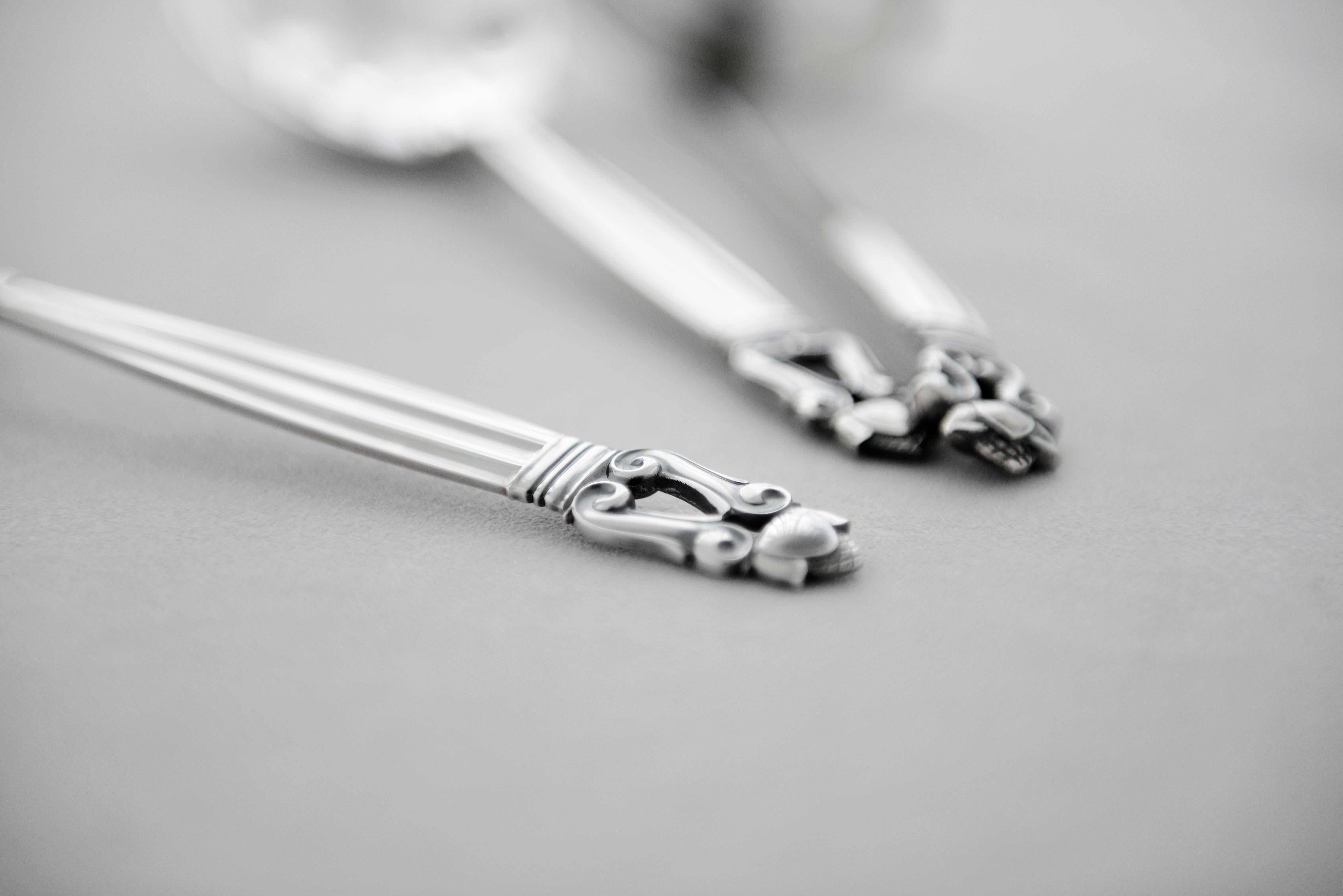 Un servizio completo di posate in argento per dodici persone con il motivo Acorn di Georg Jensen. Disegnato da Johan Rohde nel 1915, il motivo della Ghianda è ampiamente riconosciuto come uno dei design più amati di Georg Jensen. Questo set di
