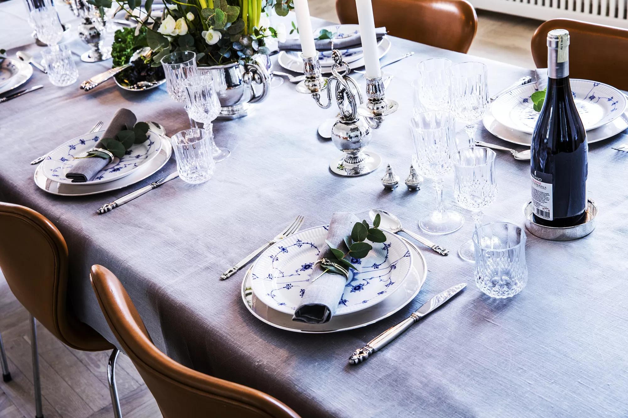 Este completo servicio de cubiertos de plata de ley de Georg Jensen está diseñado con el intemporal motivo de bellota de Johan Rohde, introducido originalmente en 1915 y venerado como uno de los diseños más queridos de Georg Jensen. Adquirido