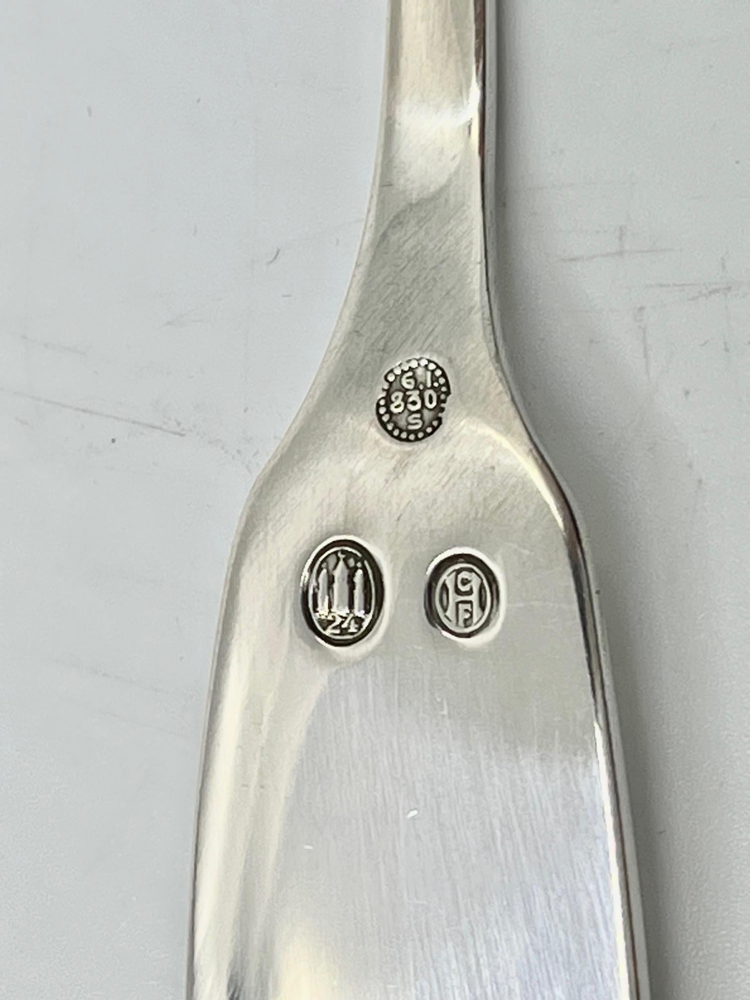 A rare Georg Jensen silver fish knife, item #062 in the Akkeleje pattern, design #77 by Georg Jensen from 1918. There is no English name for this pattern.

Additional information:
Material: Sterling silver
Styles: Art Nouveau
Hallmarks: Hallmarks:
