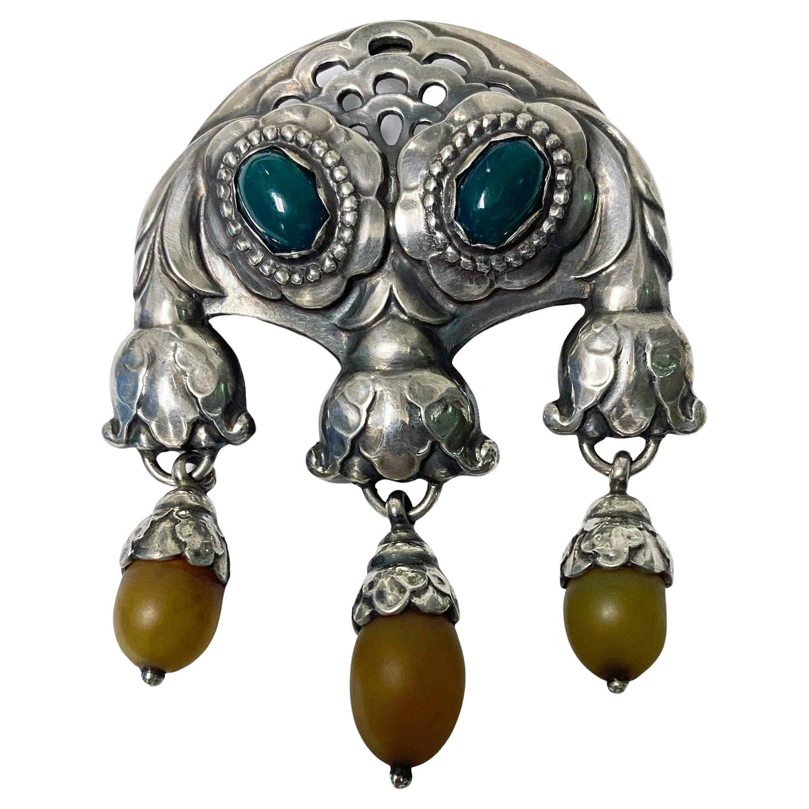 Meisterbrosche aus Bernstein mit Chrysopras von Georg Jensen, um 1915