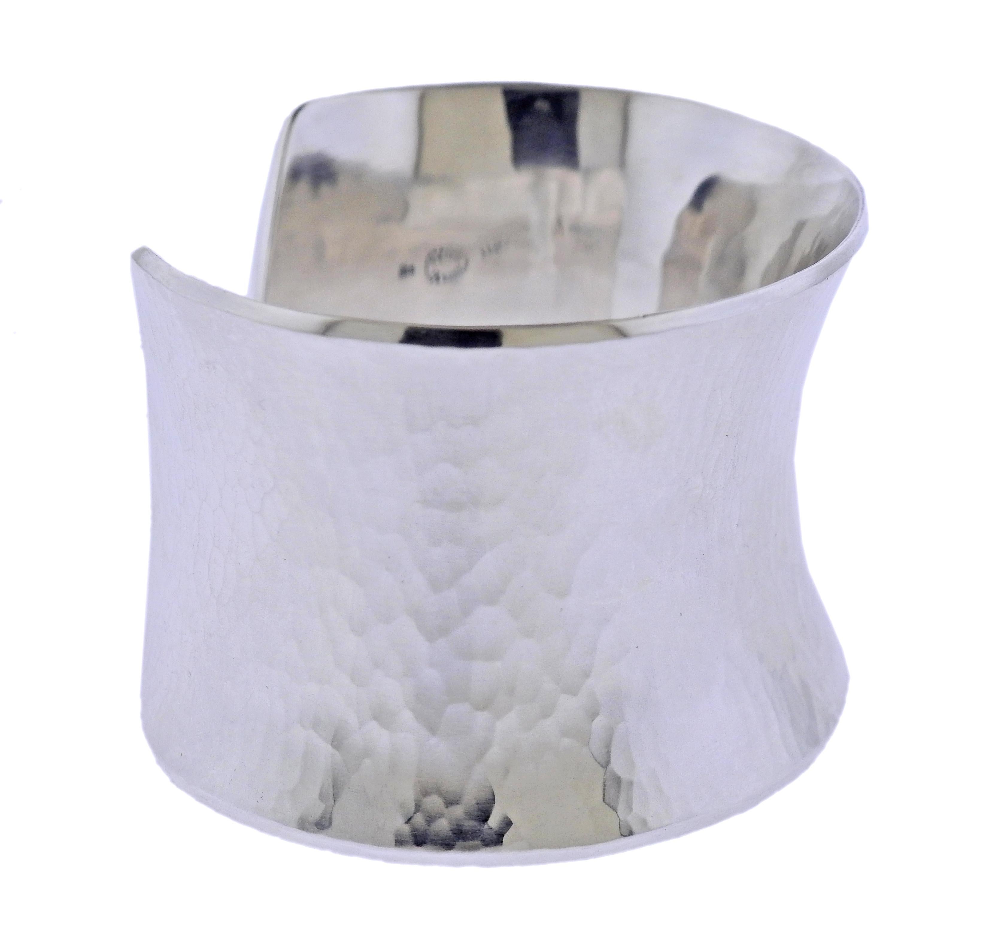 Brandneues Georg Jensen Manschettenarmband aus Sterlingsilber aus der Archive Kollektion. Das Armband passt an ein Handgelenk von ca. 7