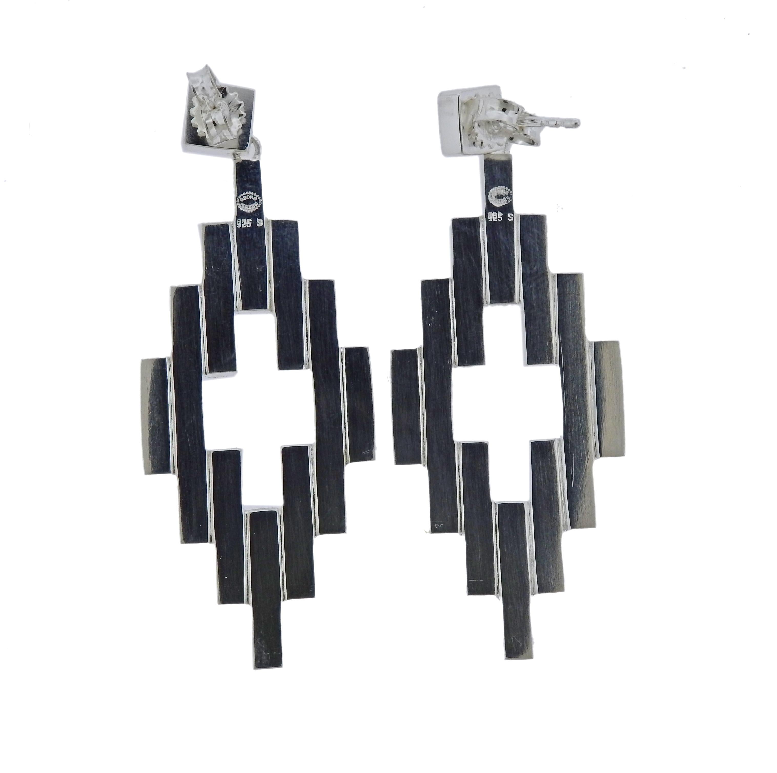 Paar Ohrringe aus Sterlingsilber:: hergestellt von Georg Jensen. Nagelneu mit Verpackung. Die Ohrringe sind 54 mm x 21 mm groß und wiegen 14::1 Gramm. Gekennzeichnet mit 925 S Jensen.