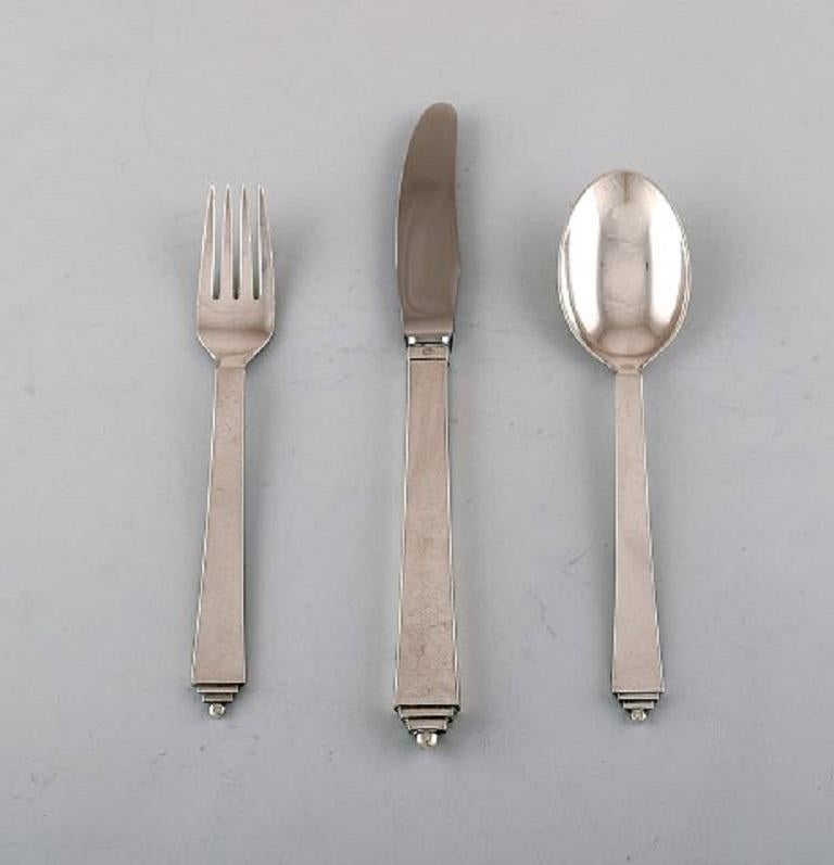 Georg Jensen Art Deco pyramid dinner service in sterling silver for eight people.
Comprising eight dinner forks, eight dinner knives, and eight tablespoons.
Design: Harald Nielsen for Georg Jensen, 1926.
Length Knife 20.5 cm.
In perfect