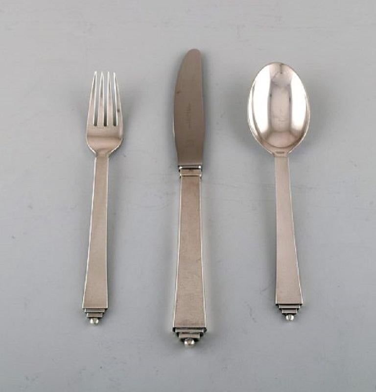 Georg Jensen Art Deco pyramid dinner service in sterling silver for six people.
Comprising six dinner forks, six dinner knives, and six tablespoons.
Design: Harald Nielsen for Georg Jensen, 1926.
Measures: Length: Knife 22.5 cm.
In perfect