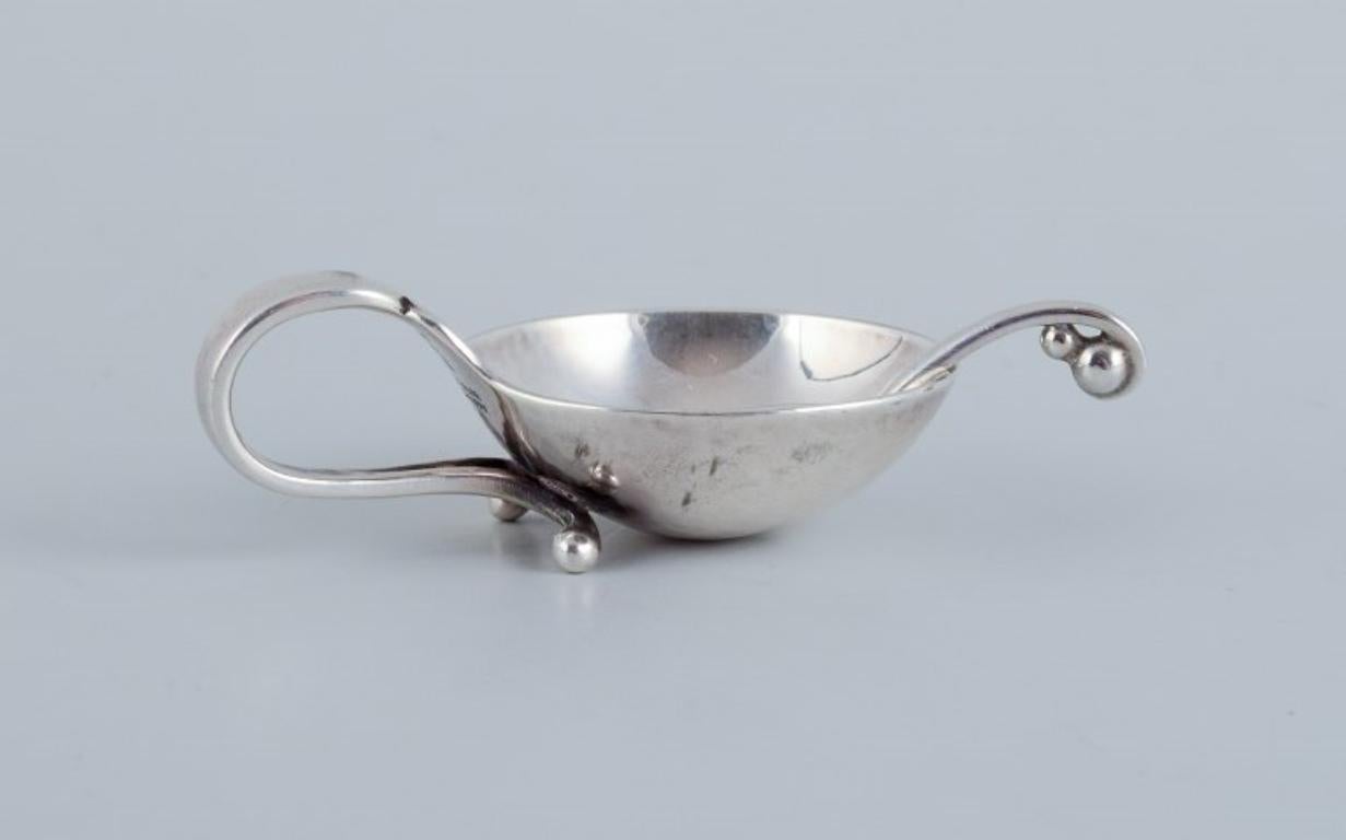 Georg Jensen Art Deco salt cellar with a matching salt spoon in sterling silver.
Model 110.
1933-1944 hallmark.
In excellent condition.
Salt cellar dimensions: L 5.3 cm x D 3.5 cm.