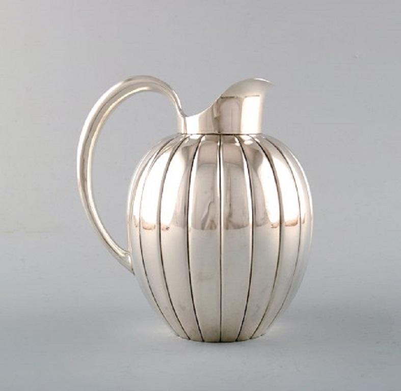 Georg Jensen Art Deco sterling silver jug in fluted style, model number 856.
Designed by Sigvard Bernadotte.
In excellent condition.
Measuring: 15 x 14.5 cm.
Stamped: 856 / R10.