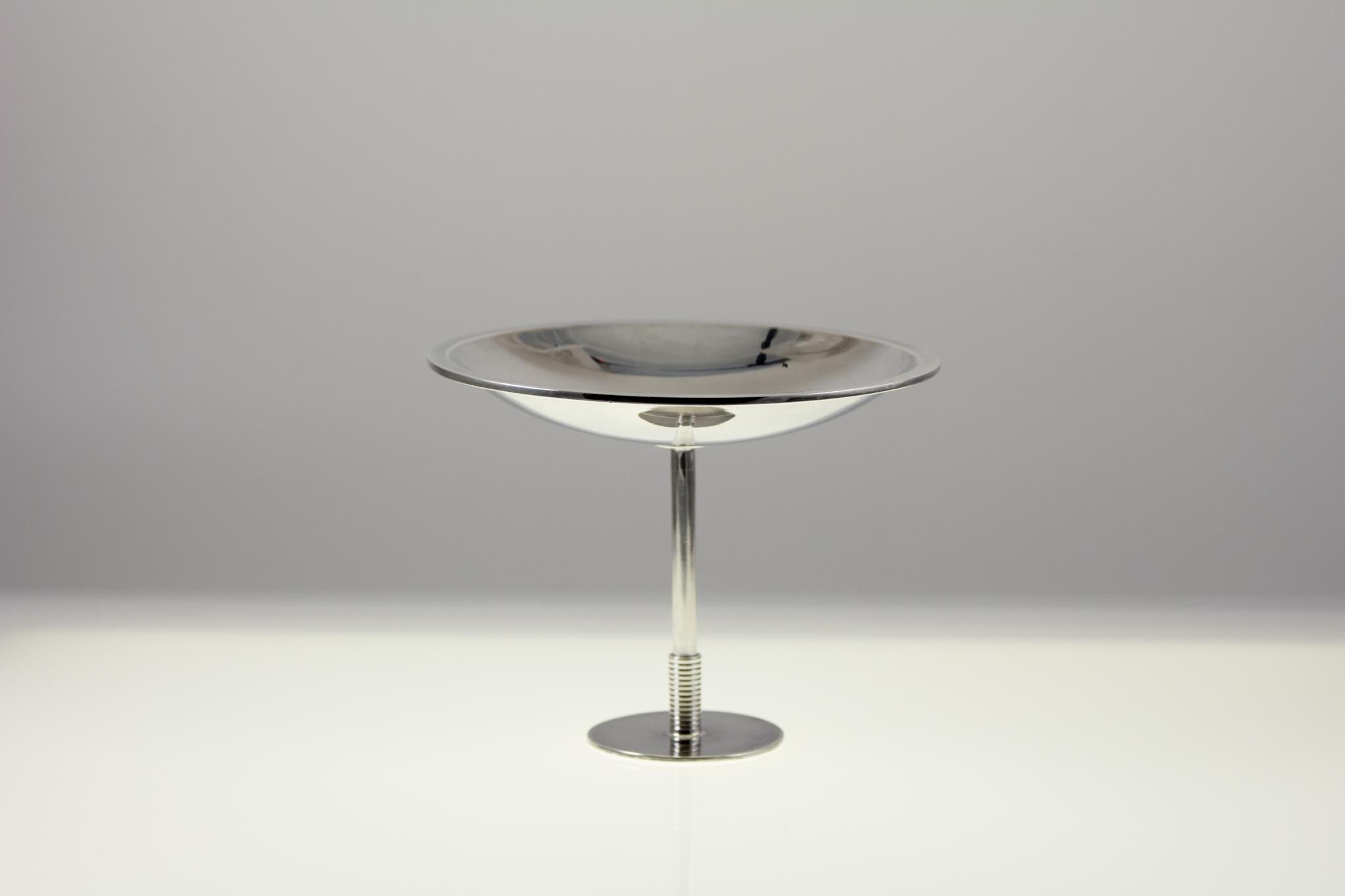 Una tazza Art Decó de plata de ley modelo 718, diseñada a mediados de la década de 1930 por el conde Sigvard Bernadotte (1907-2002) para Georg Jensen, la mundialmente conocida empresa danesa de platería. 
Sigvard Bernadotte fue uno de los